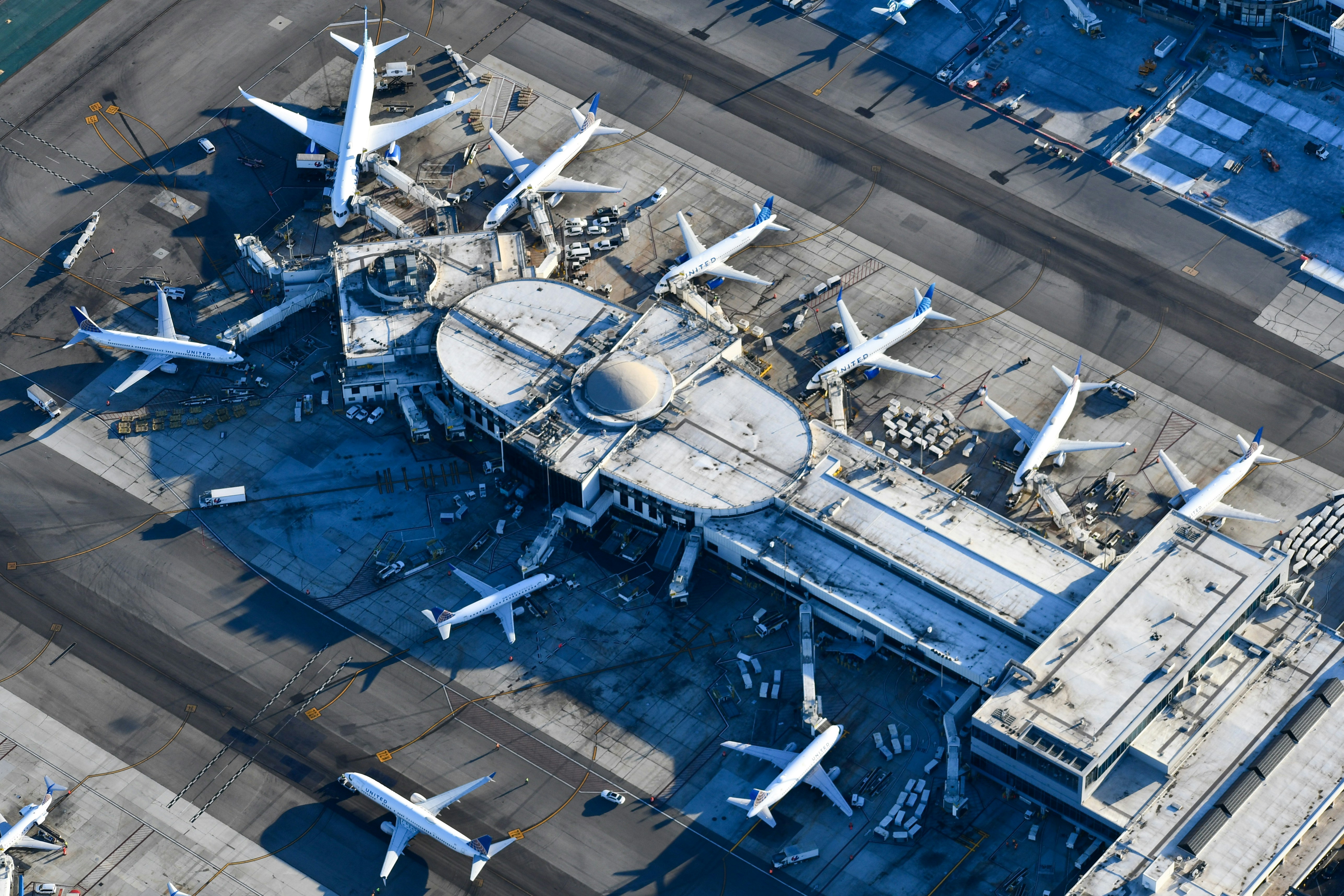 Airport terminal with parked airplanes - Free Photo on Unsplash