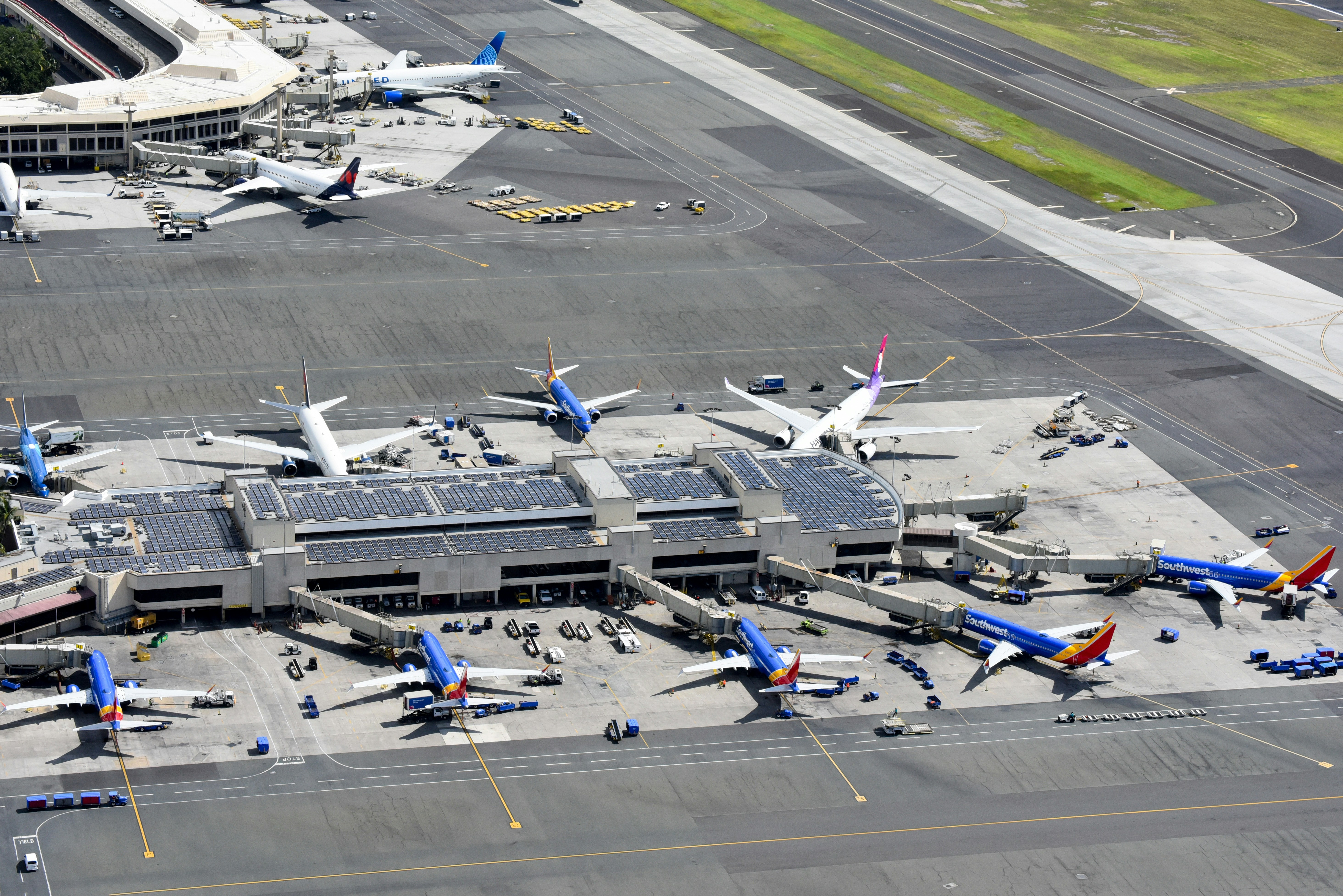 Airport terminal with parked airplanes - Free Photo on Unsplash