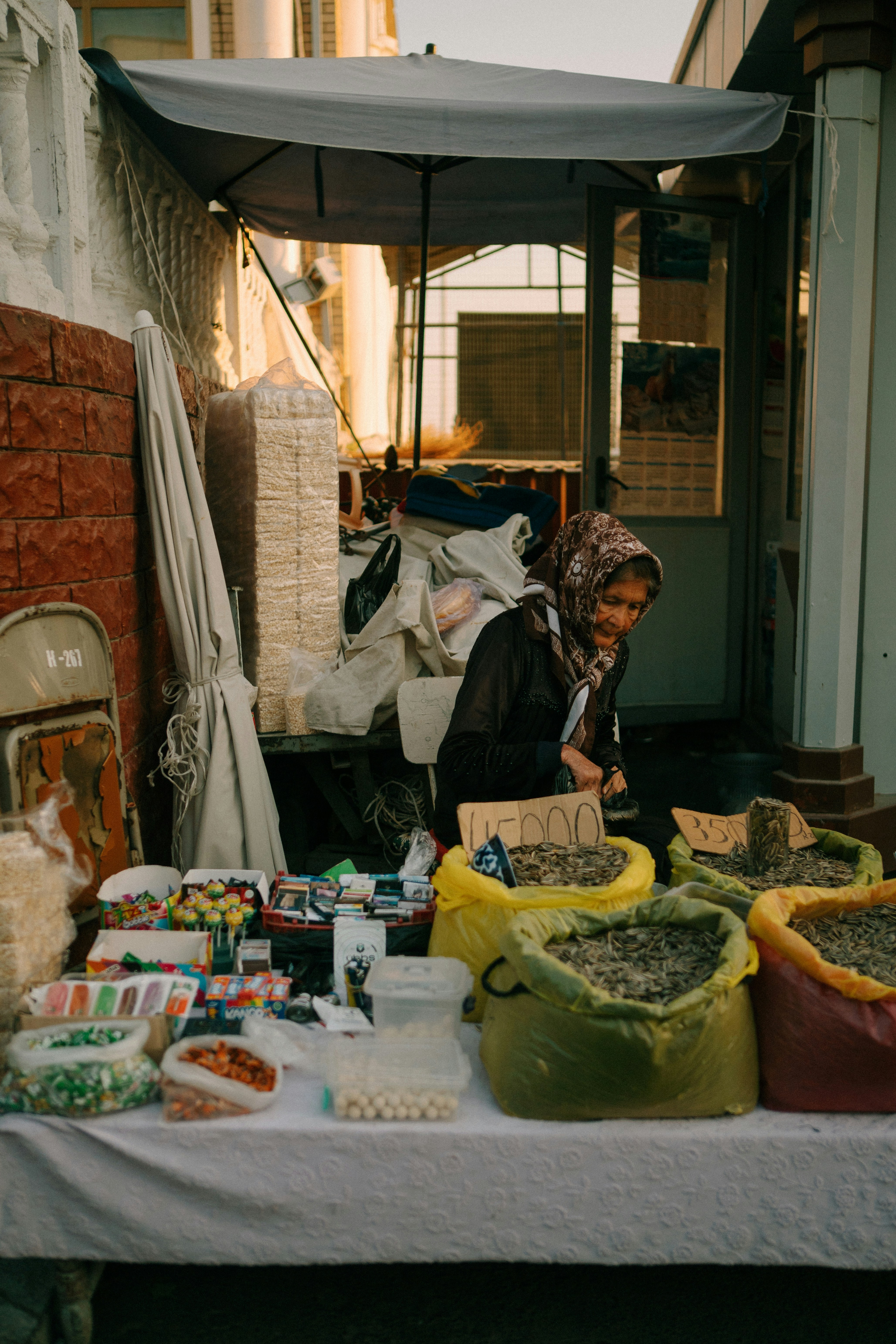 Femme âgée vendant des graines à un étal - Photo gratuite sur Unsplash