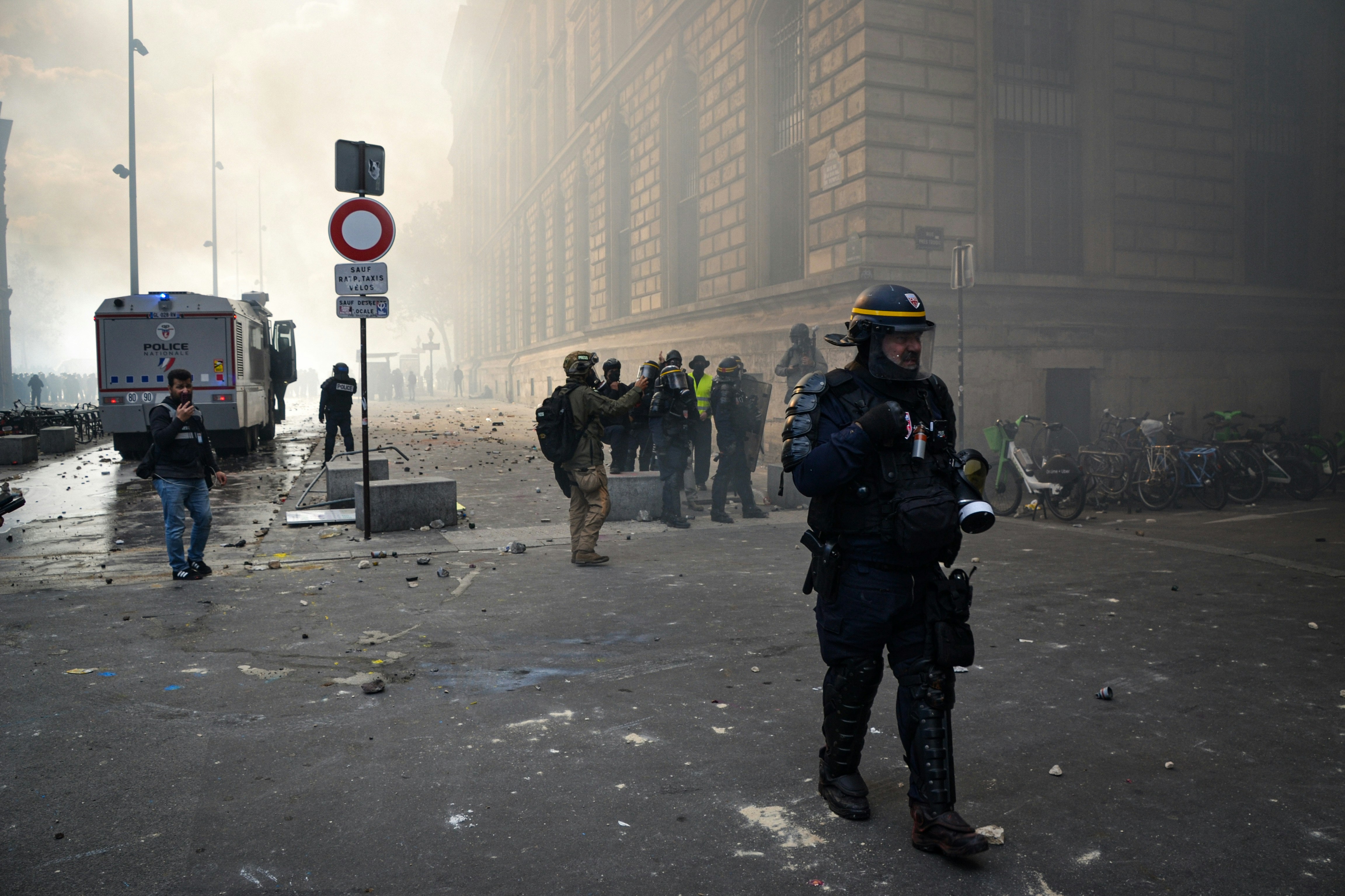 Police officer in riot gear - Free Photo on Unsplash