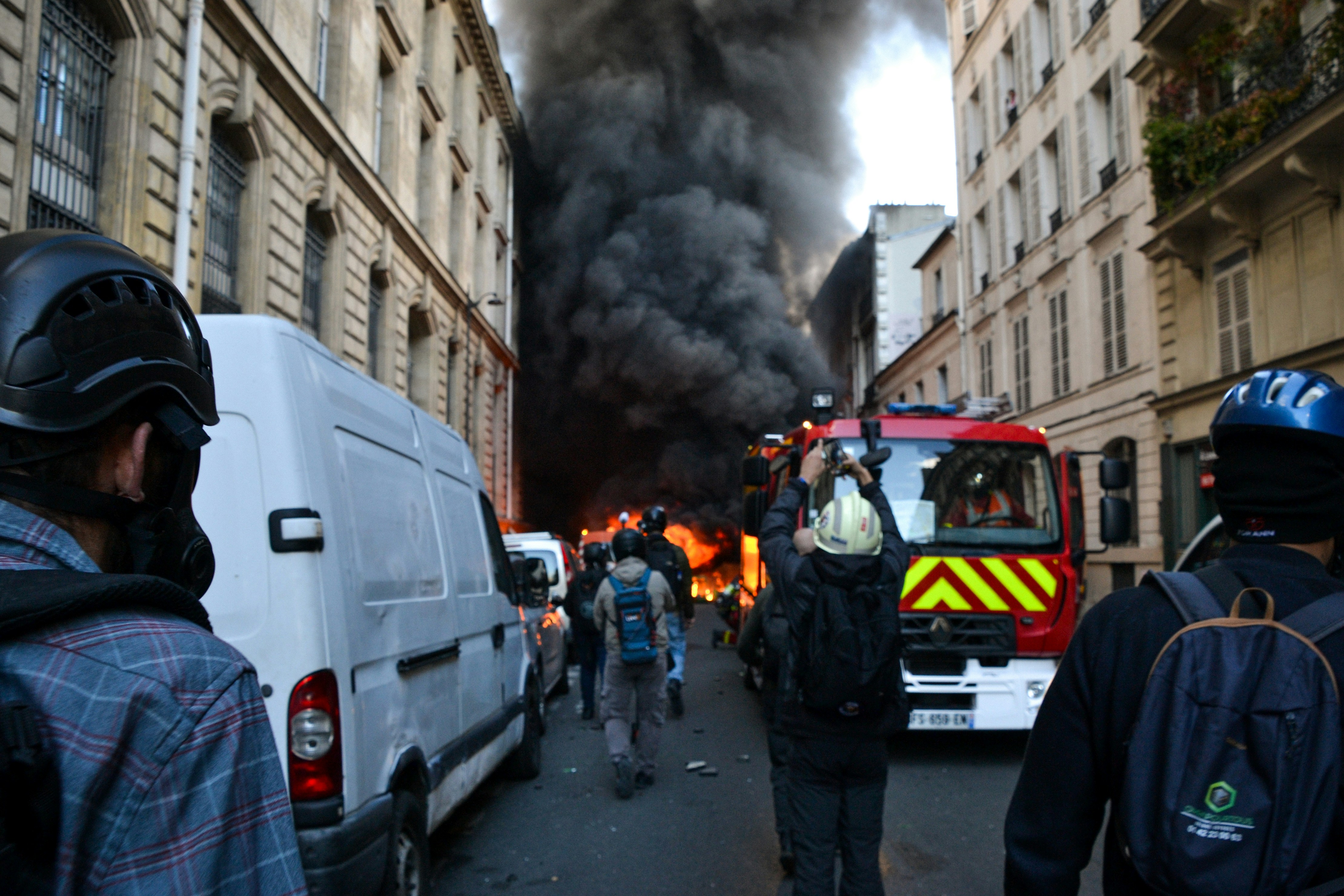 Firefighters at building fire in Paris - Free Photo on Unsplash