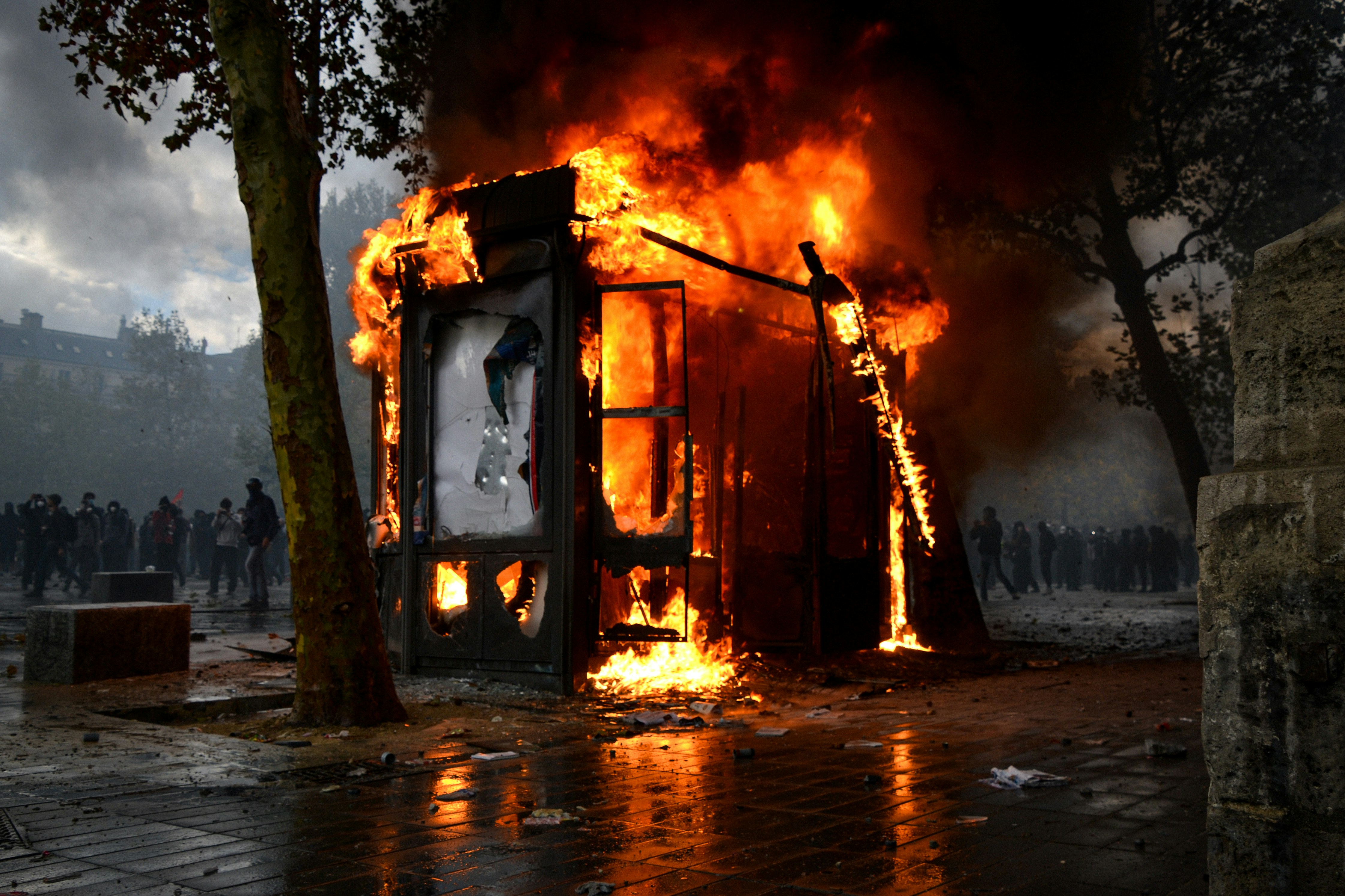 Burning kiosk on city street - Free Photo on Unsplash