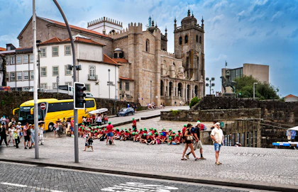 Crianças e visitantes na praça da Sé do Porto num dia de verão