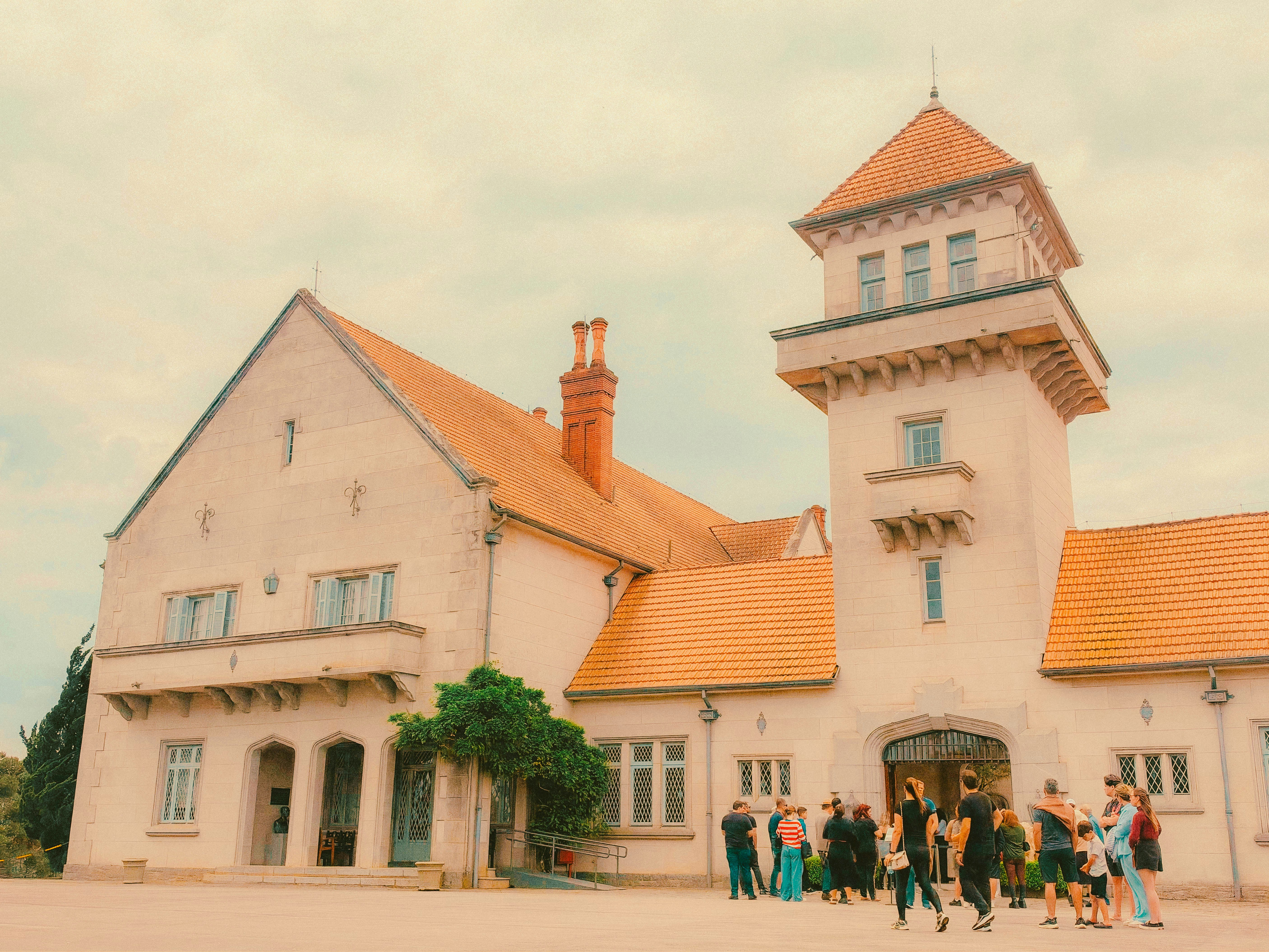 Historic building with tower and visitors - Free Photo on Unsplash