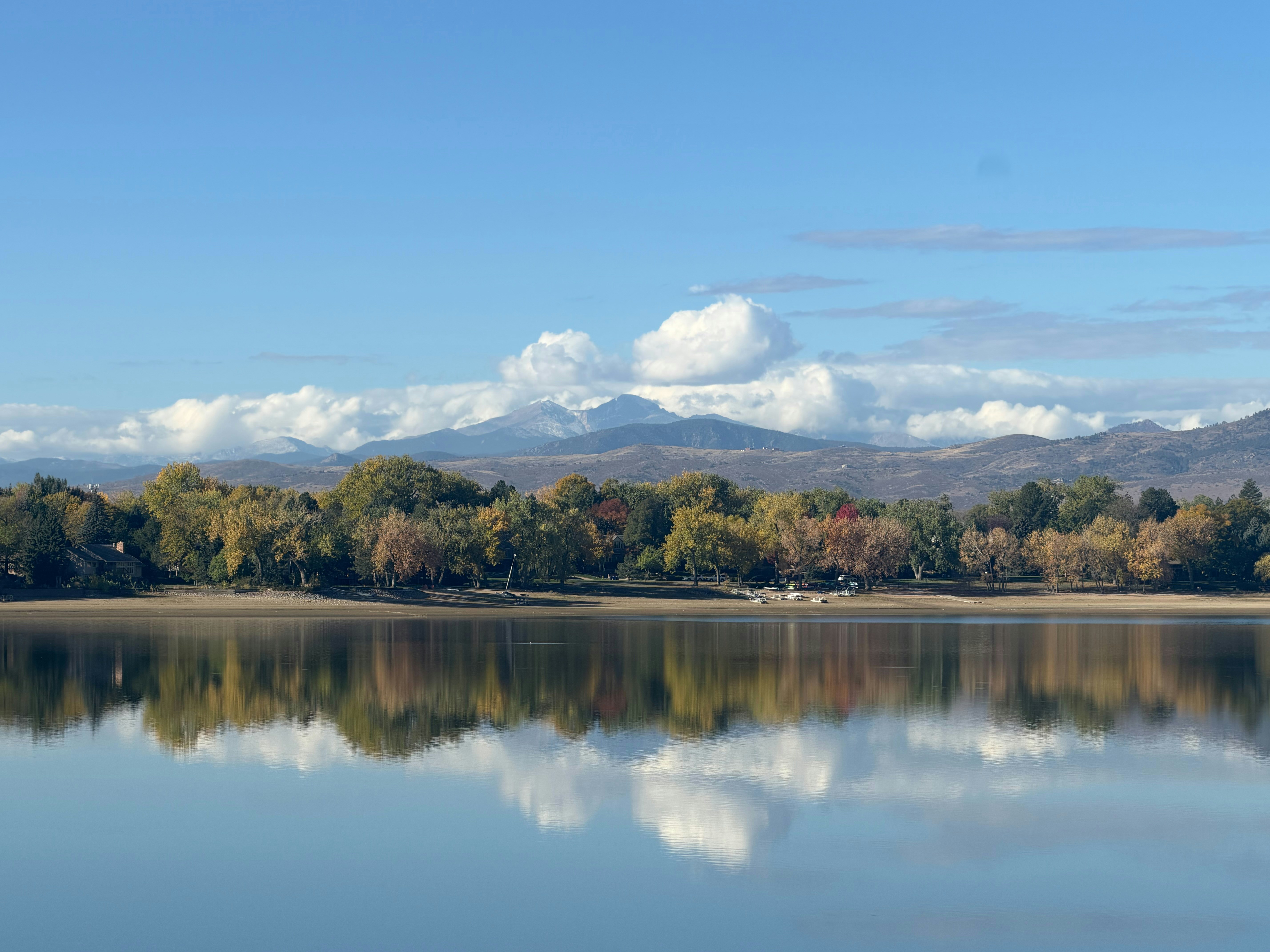 Autumn trees reflecting in calm lake - Free Photo on Unsplash