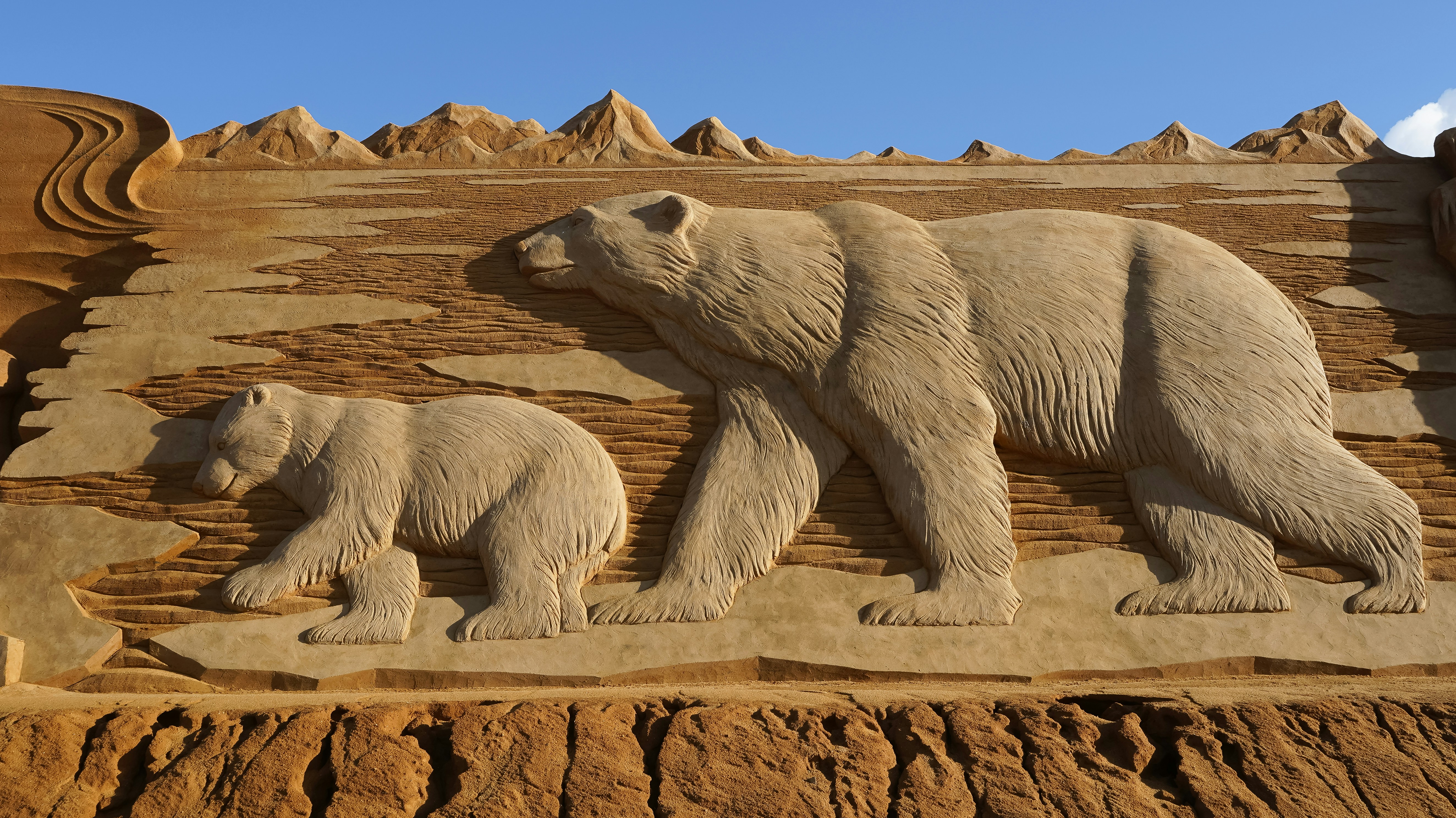 Sand sculpture of polar bears - Free Photo on Unsplash