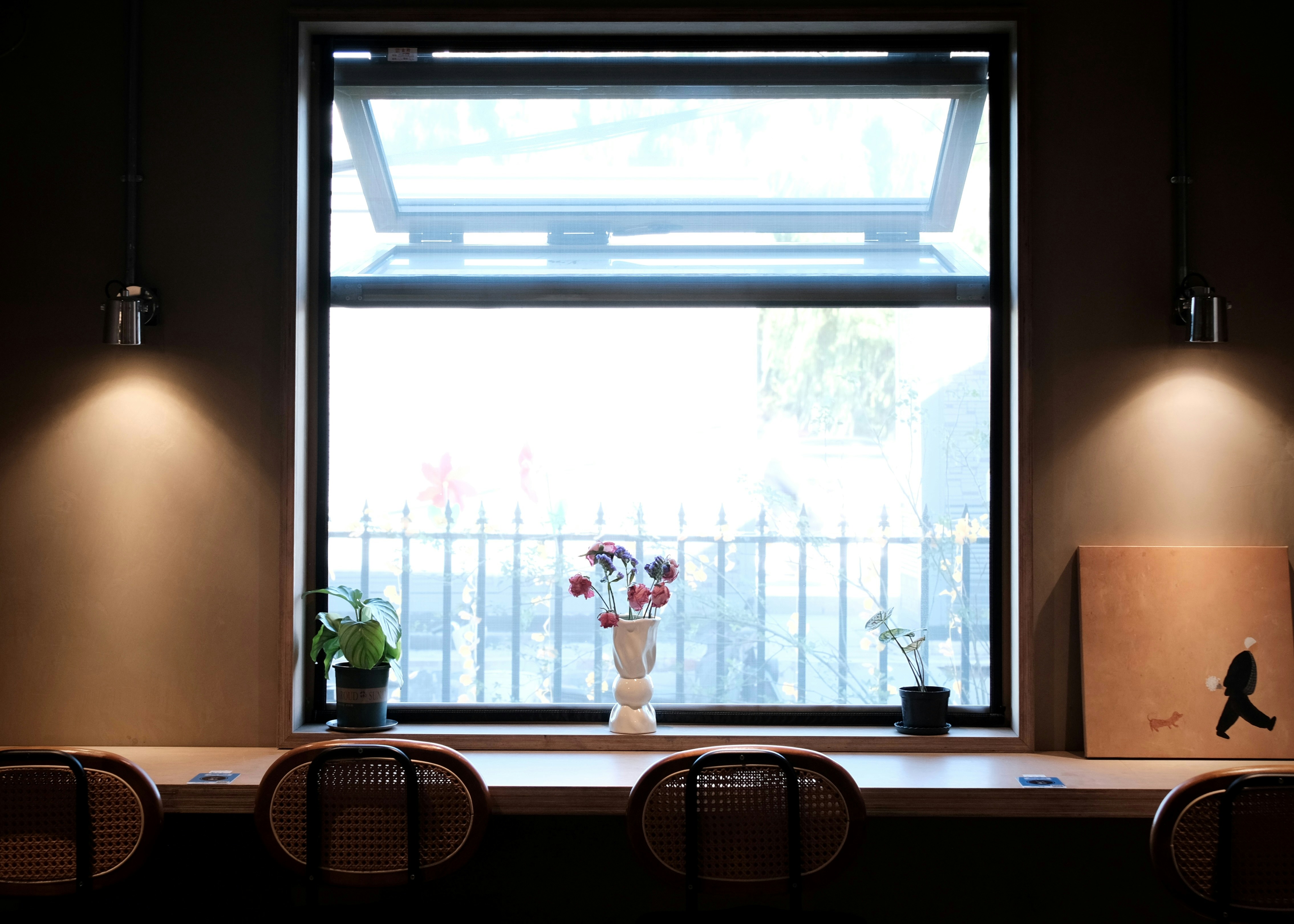 Wooden counter with plants and flowers - Free Photo on Unsplash