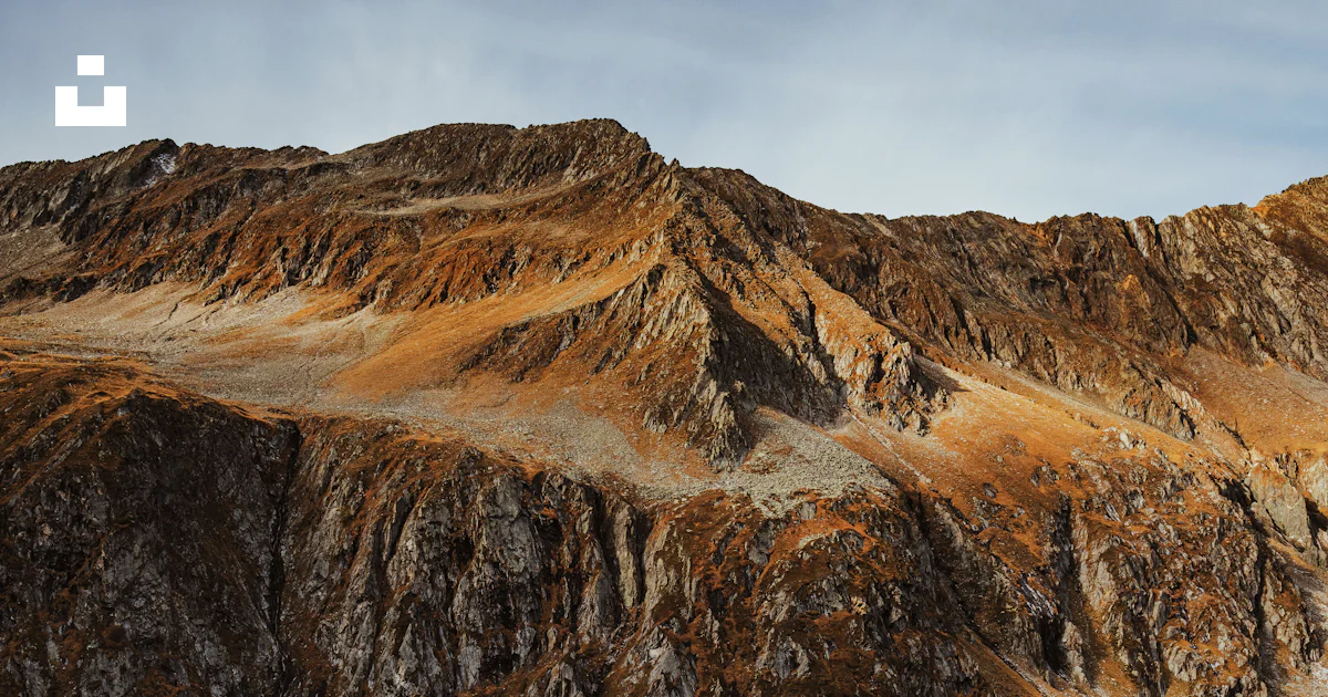 Sloping Icon Mountain slope reflecting in calm lake - Free Photo on Unsplash