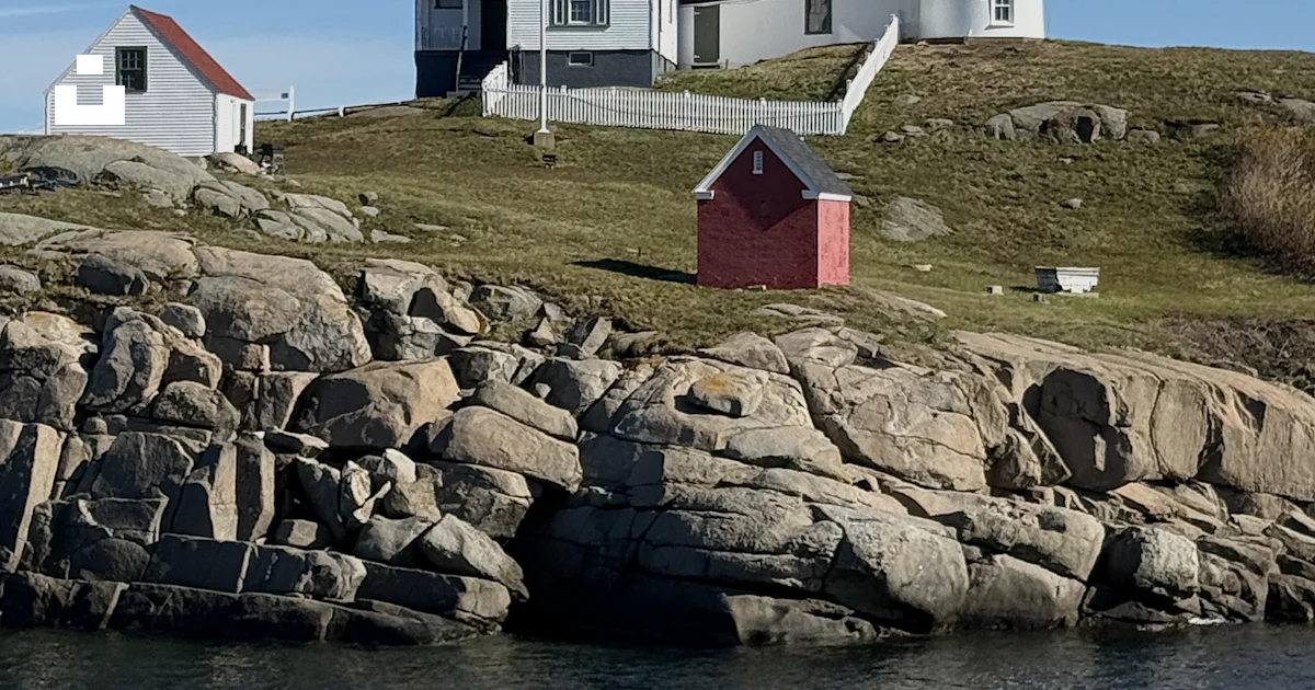 Icon Lighthouse Nubble Lighthouse on rocky island - Free Photo on Unsplash