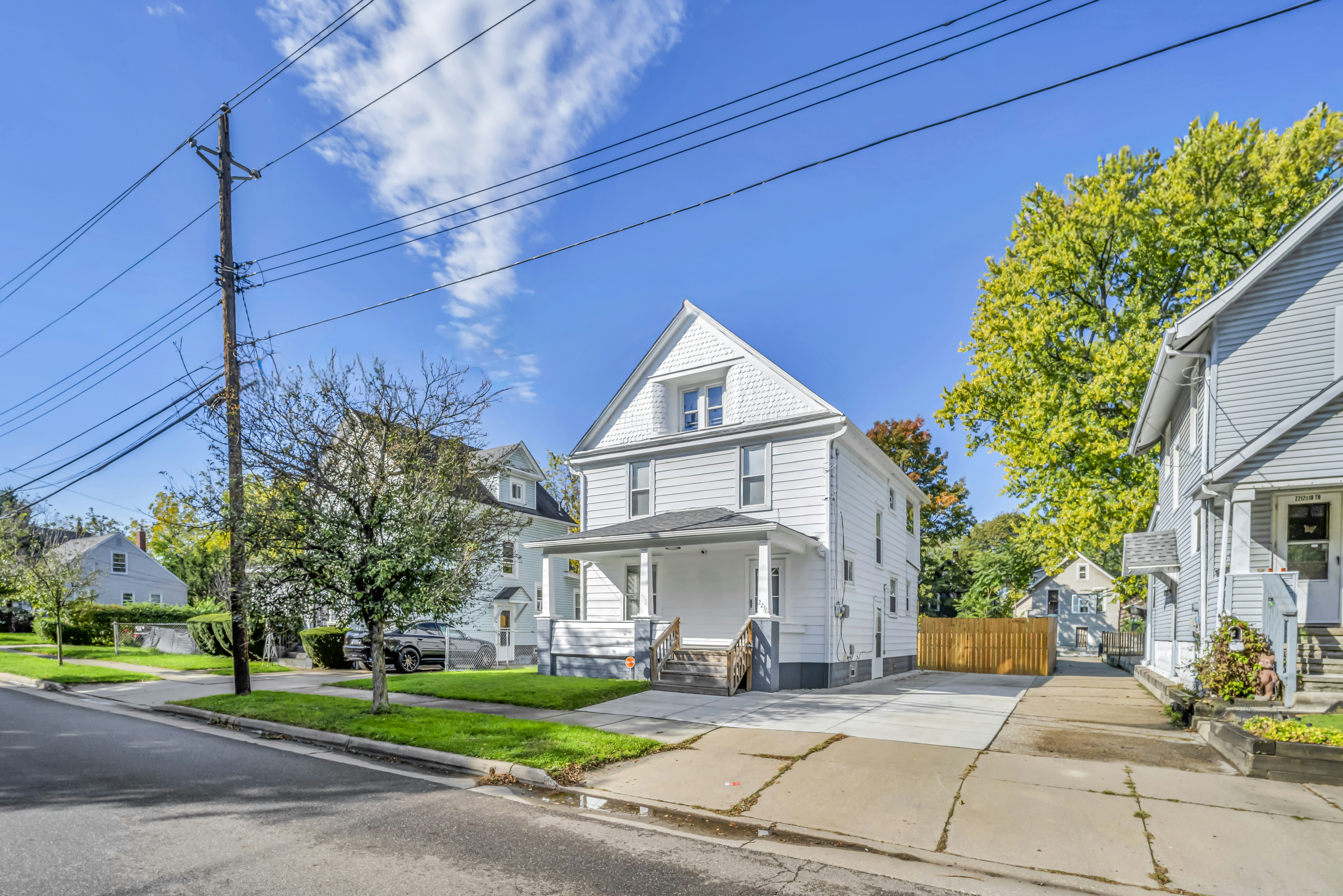 White house on sunny residential street - Free Photo on Unsplash