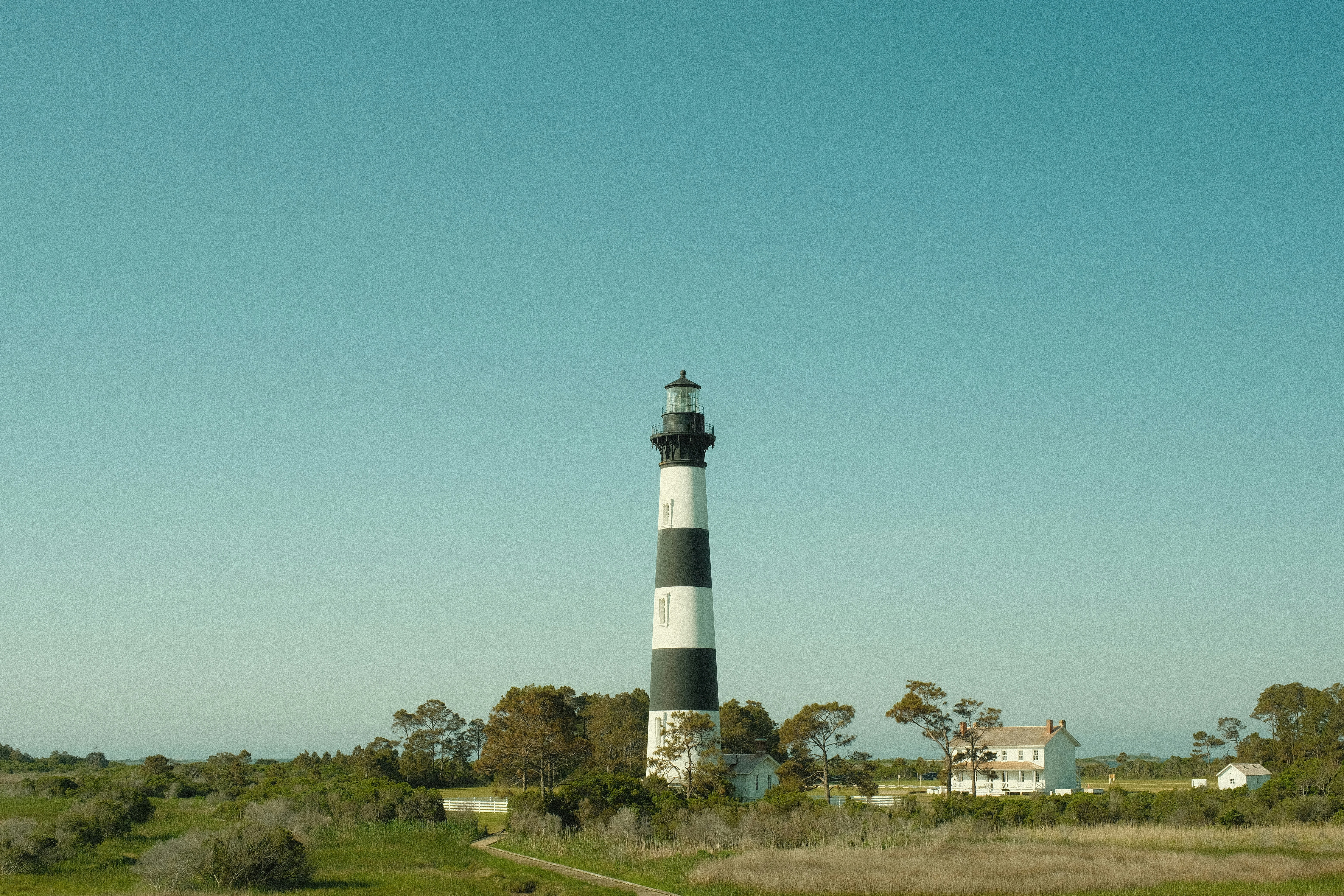 Faro de la isla Bodie en paisaje costero - Foto gratuita en Unsplash