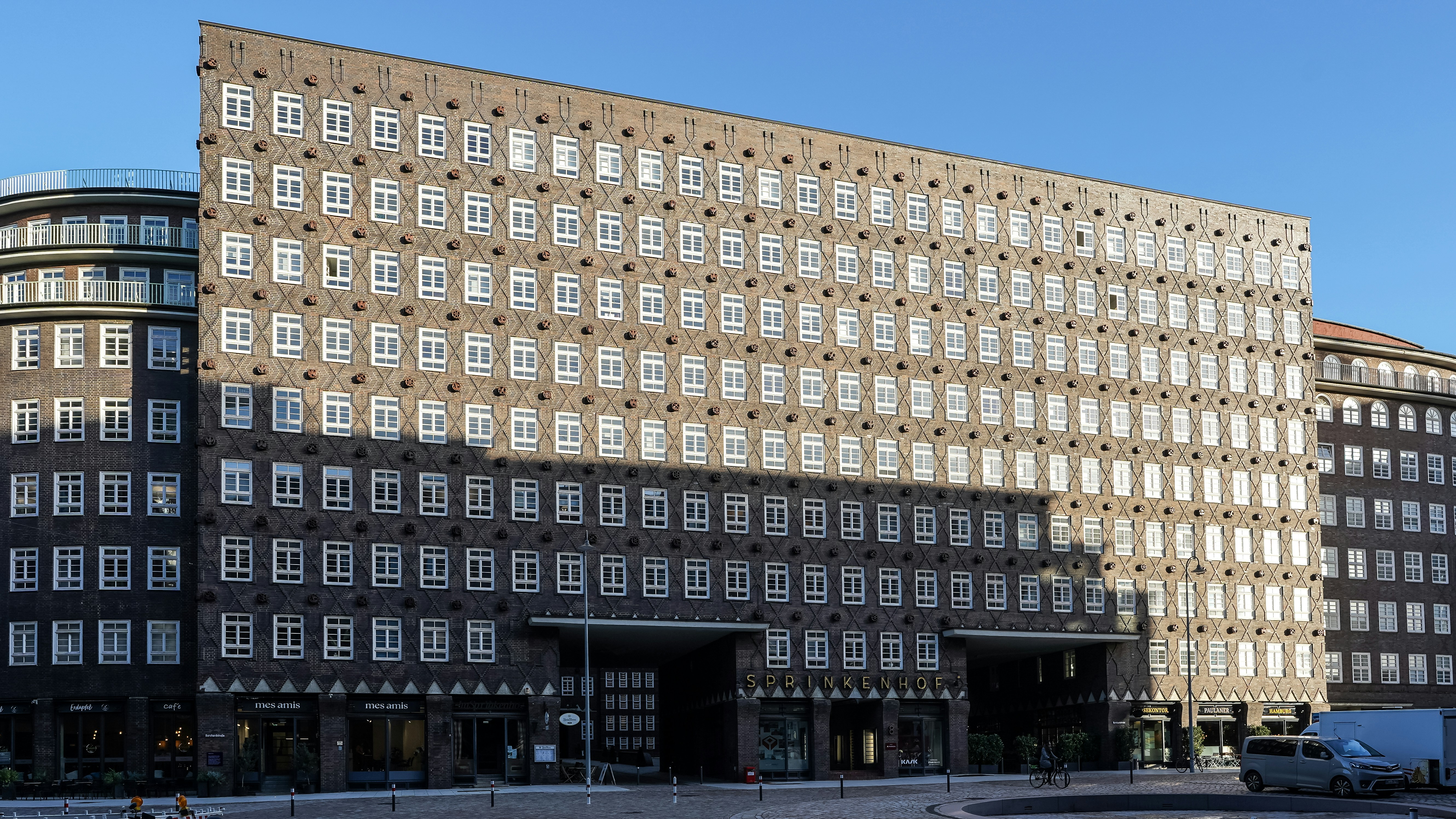 Sprinkenhof building in Hamburg - Free Photo on Unsplash