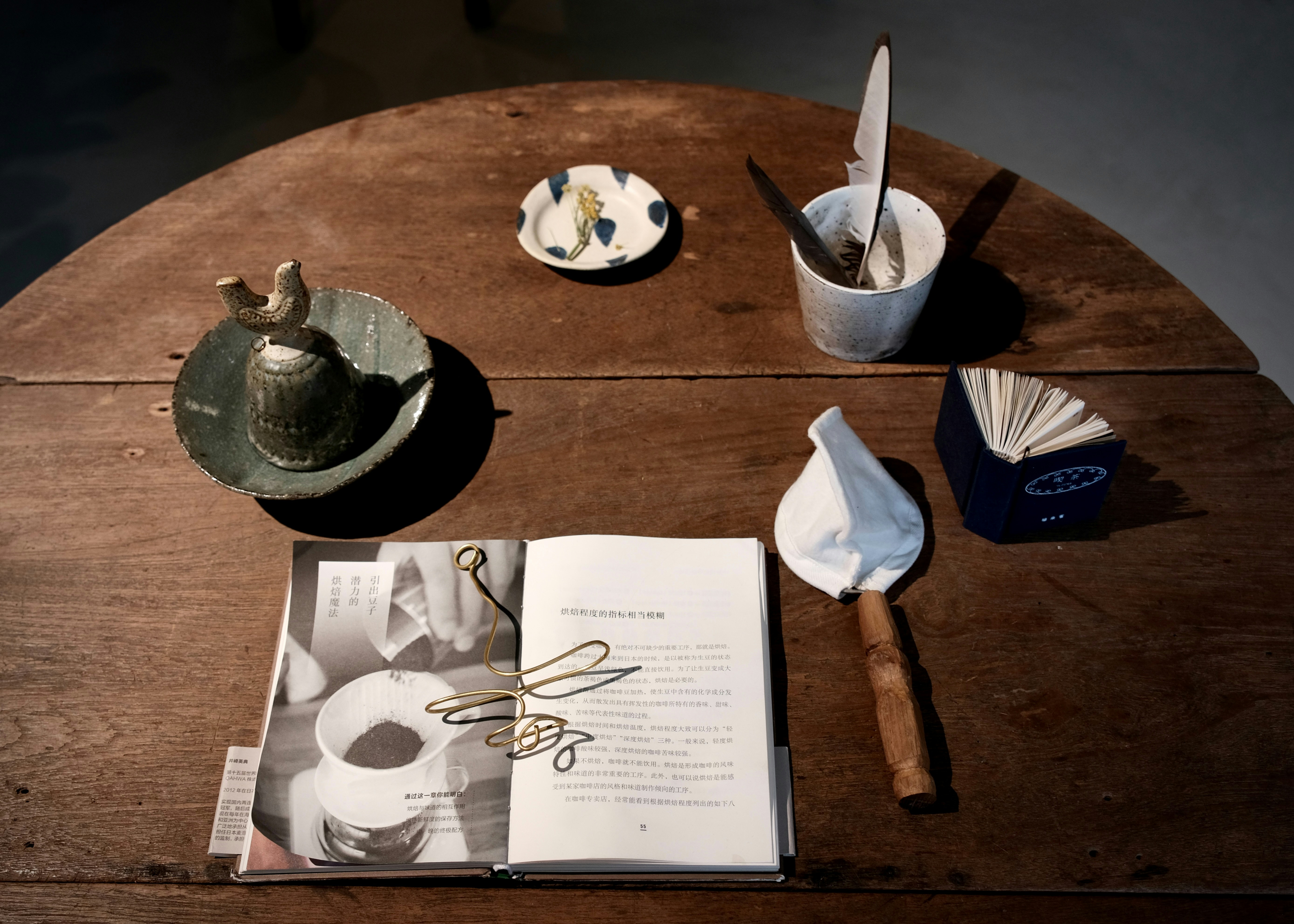 Open book on wooden table - Free Photo on Unsplash