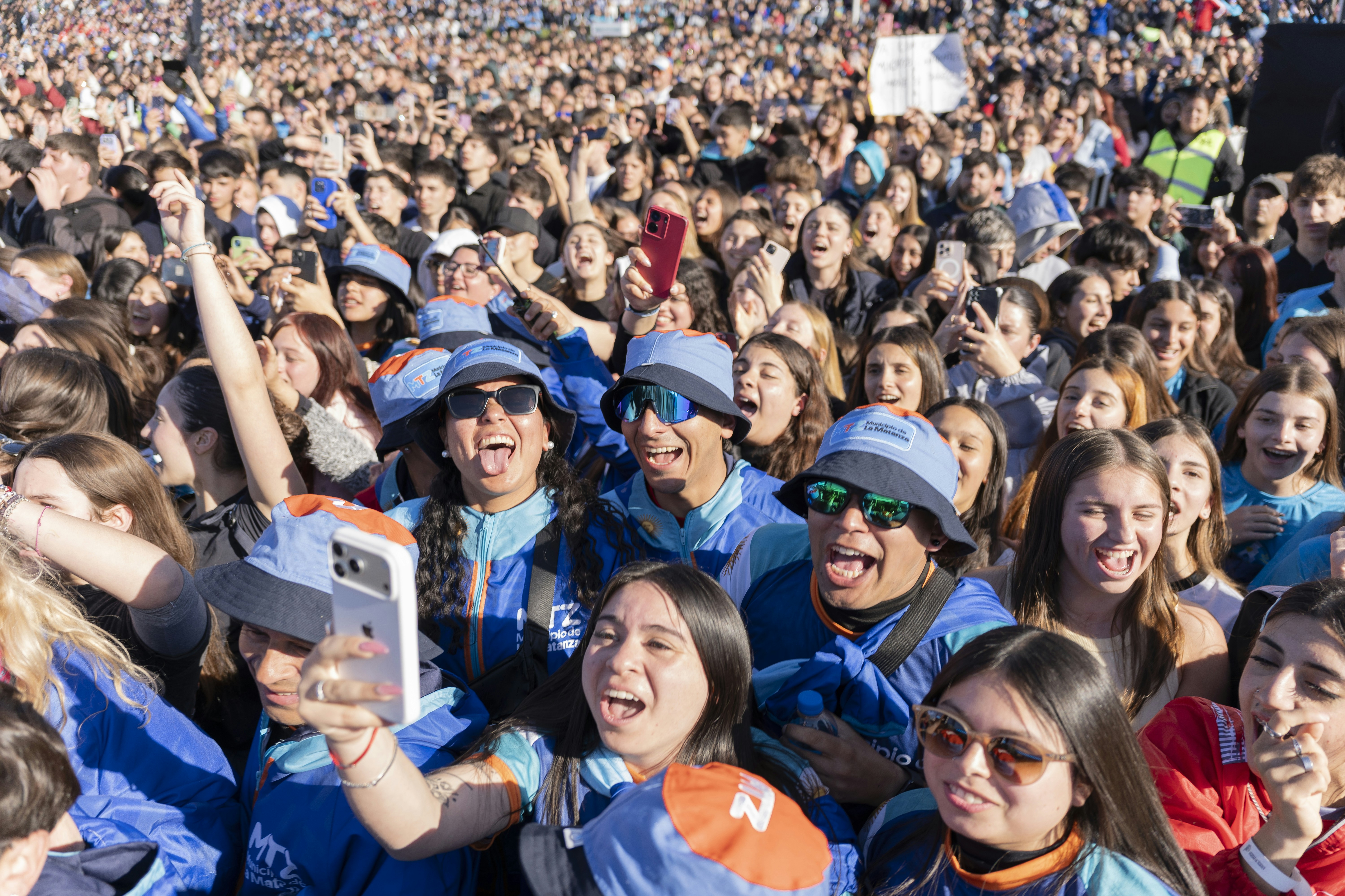 Crowd at outdoor concert with smartphones - Free Photo on Unsplash