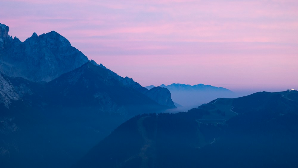 Tech Hustle Daily - Affiliate Marketing vs. D2C Subscriptions: The Digital Nomad's Frontier
