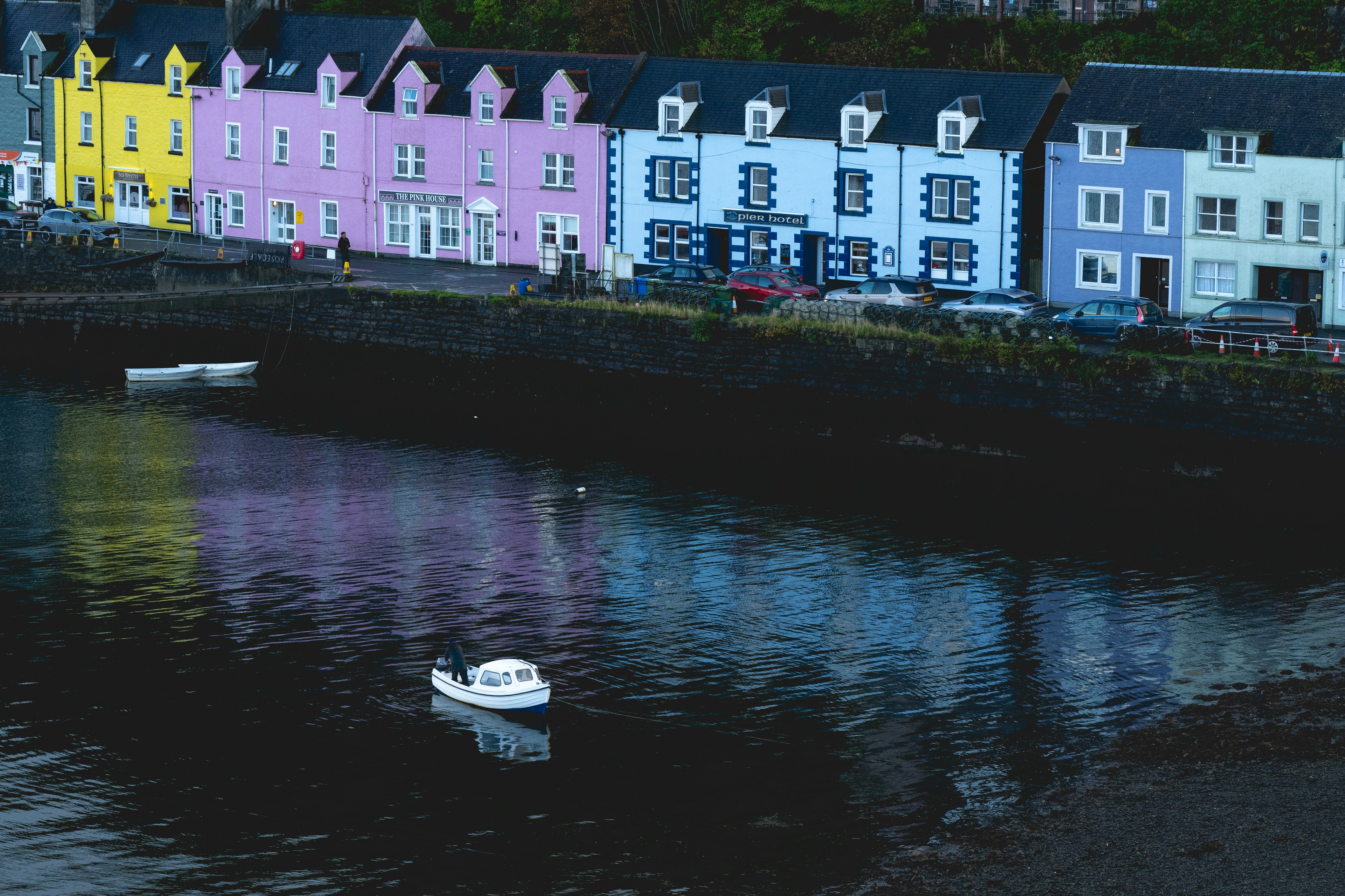 Colorful buildings and boat in Tobermory - Free Photo on Unsplash