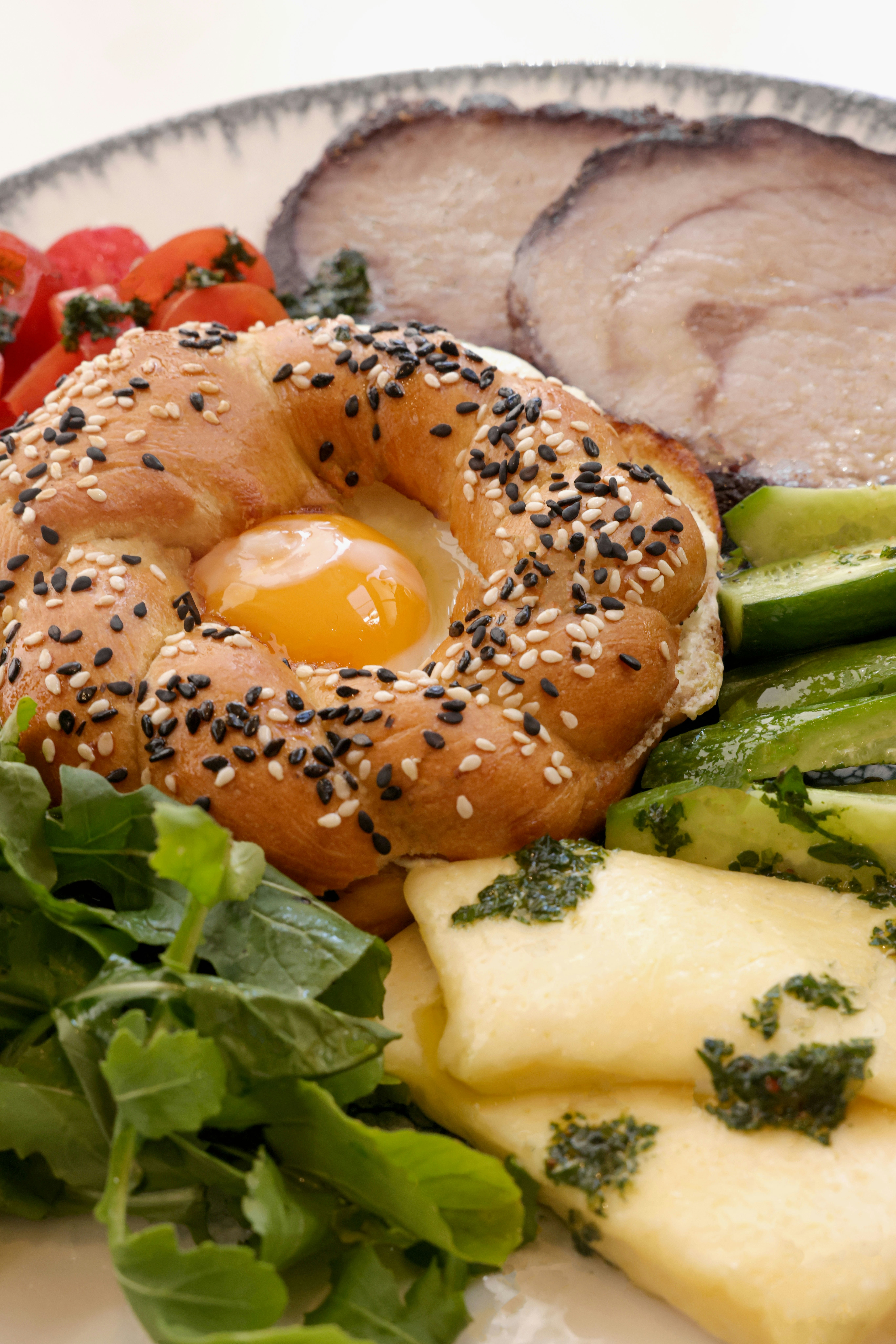 Breakfast bagel with egg and meat - Free Photo on Unsplash