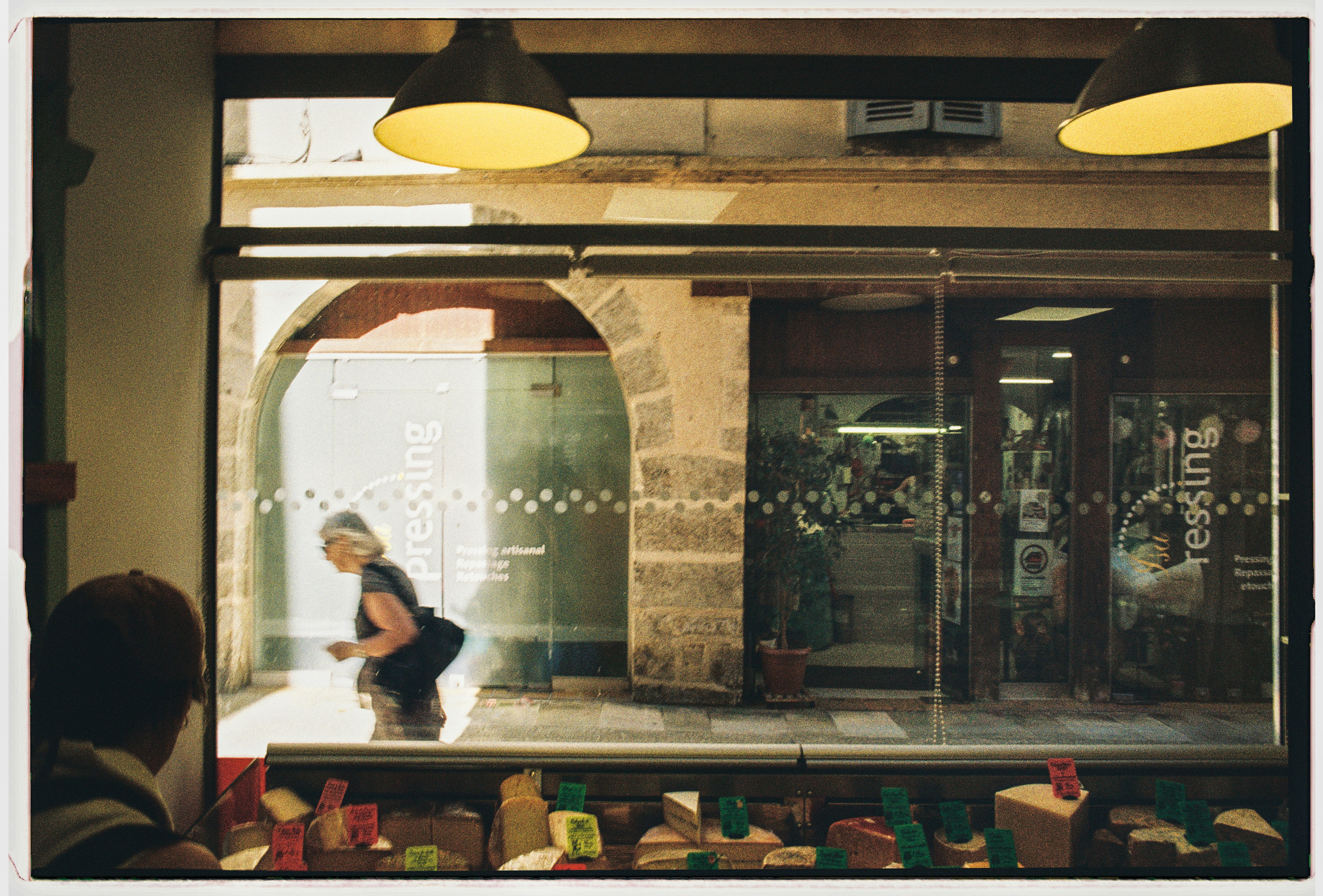 A fleeting moment of everyday life, captured through a shop window as a passerby moves through the streets of Spain. Reflections, movement, and fragments of the city come together in a glimpse of life passing by. - 相关推荐