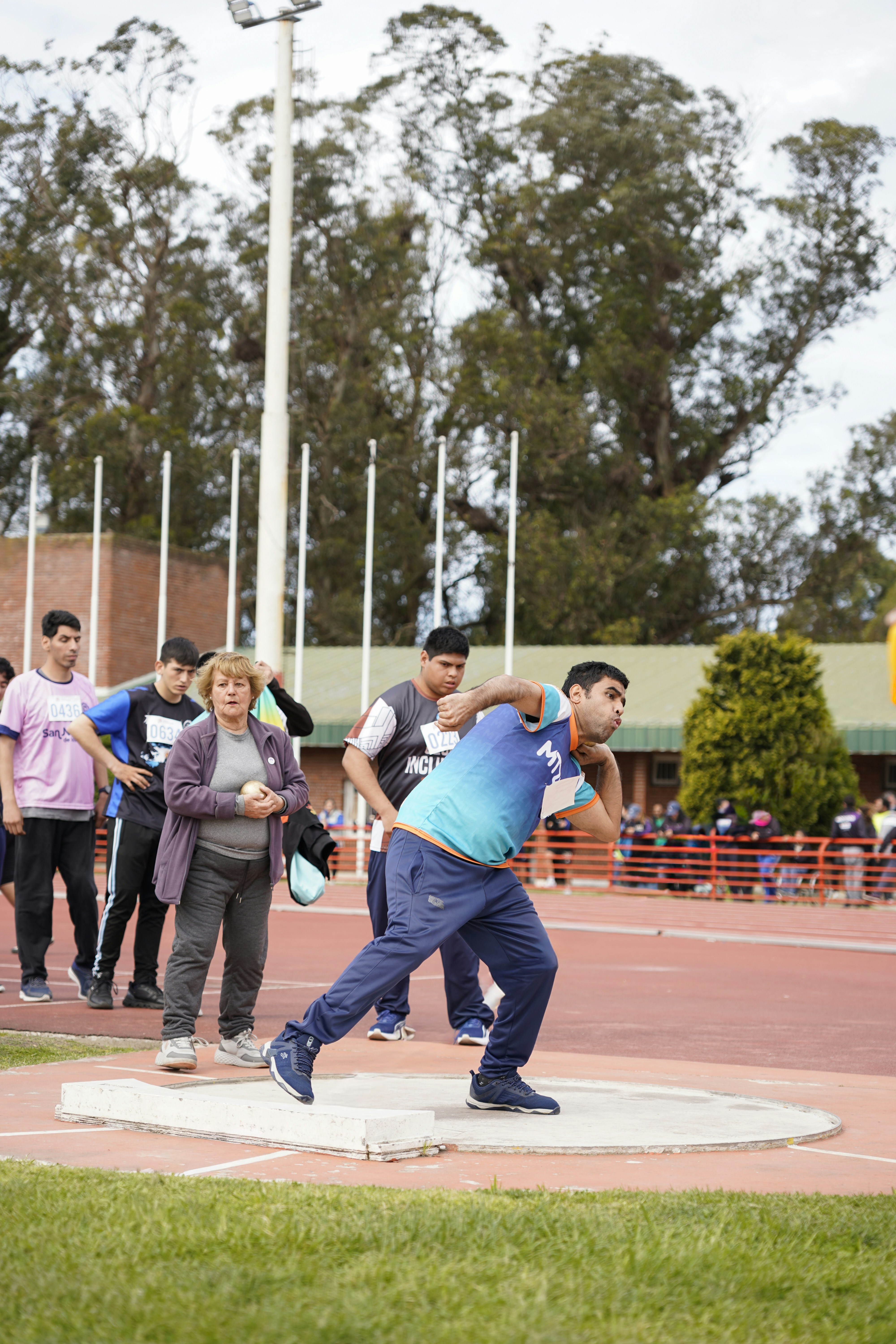 Man throwing shot put on track - Free Photo on Unsplash