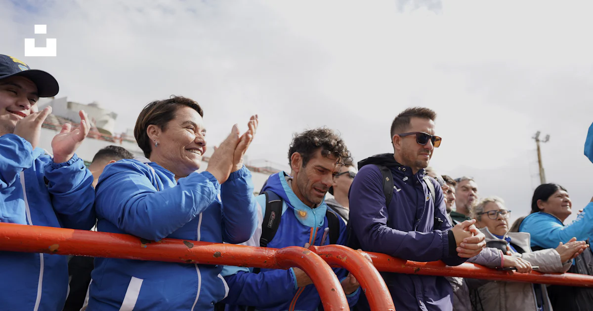 Getting Behind Icon People clapping behind orange railing - Free Photo on Unsplash