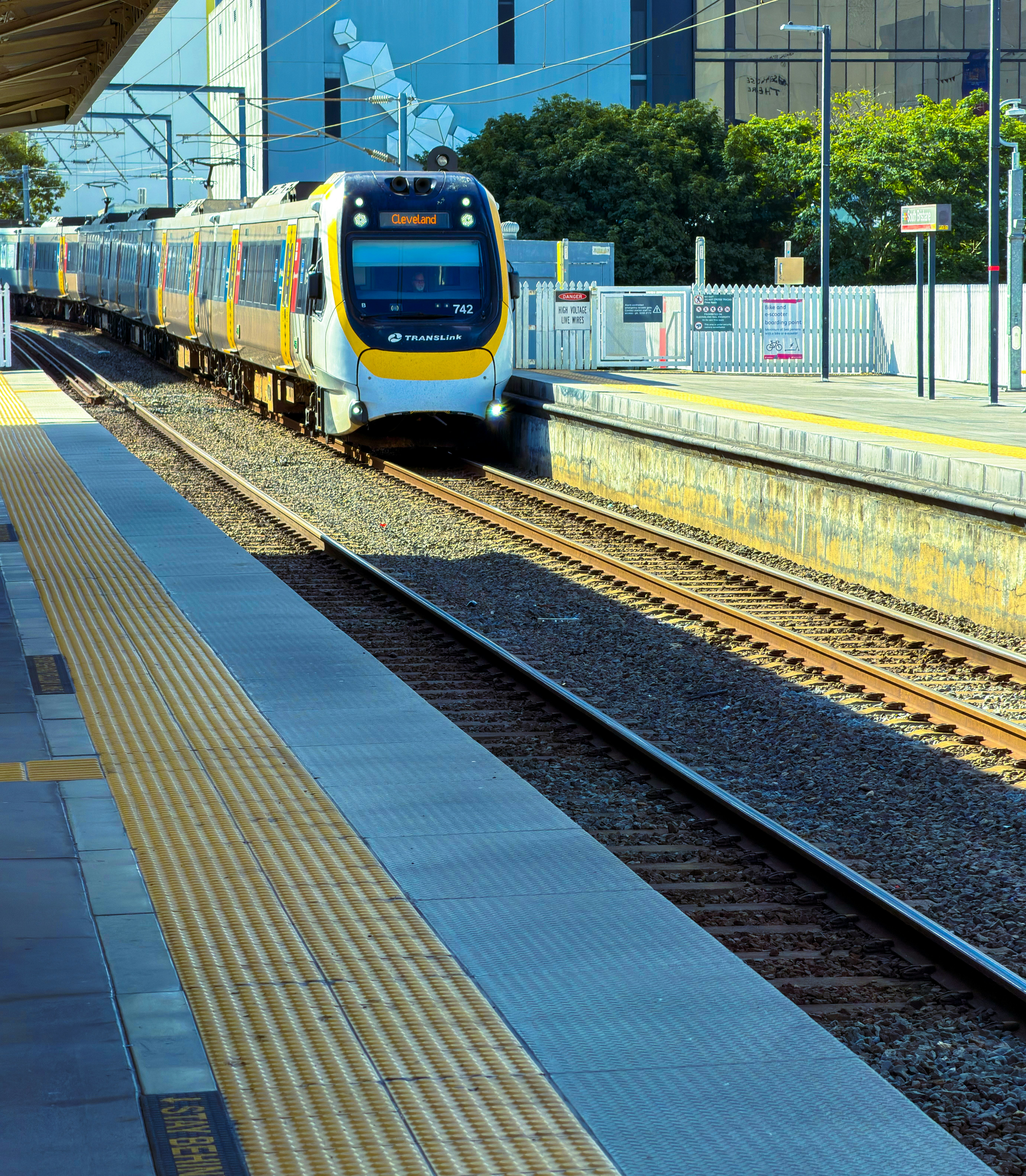 TransLink train arriving at station platform - Free Photo on Unsplash