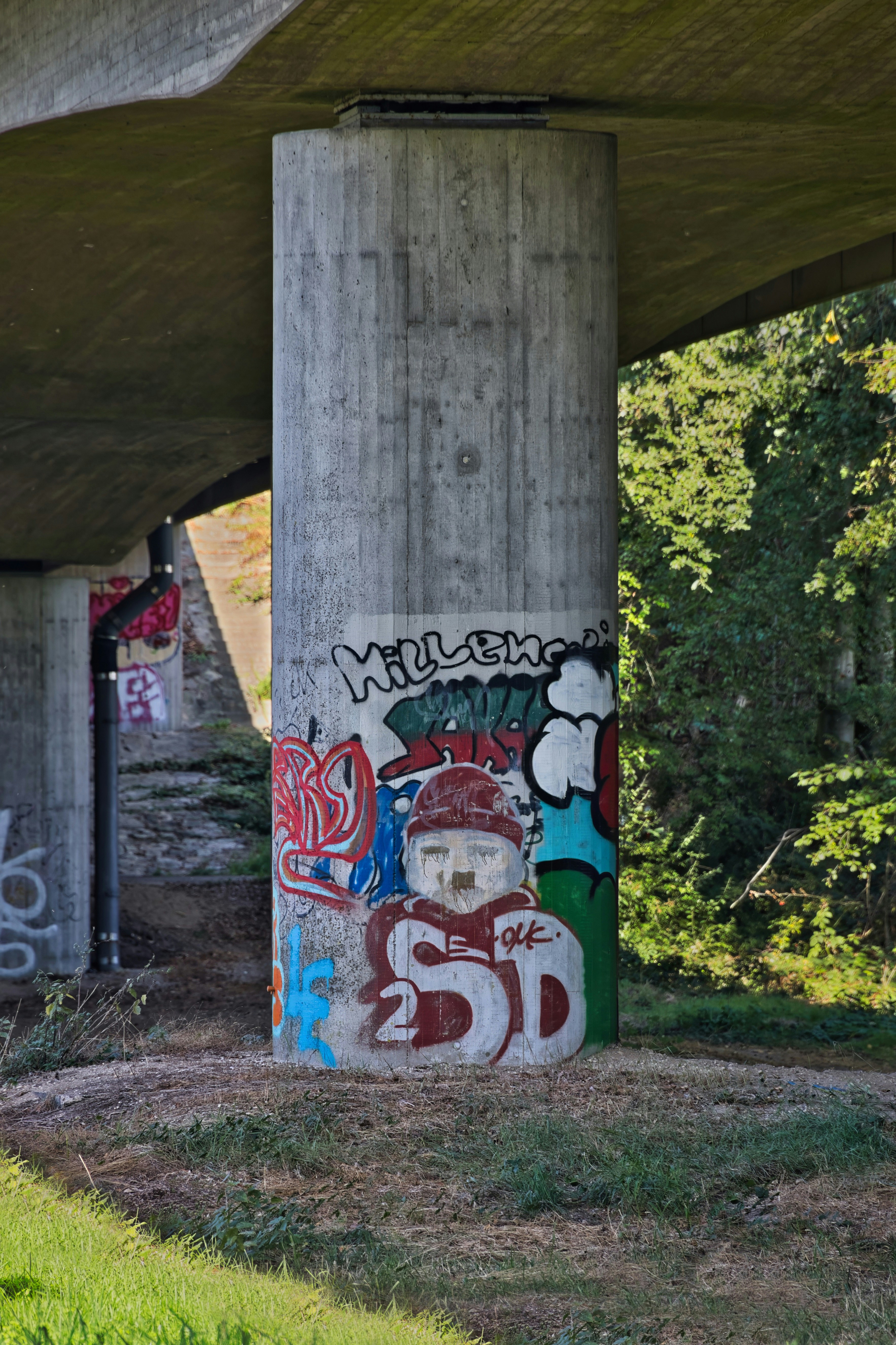 Graffiti on concrete bridge pillar - Free Photo on Unsplash