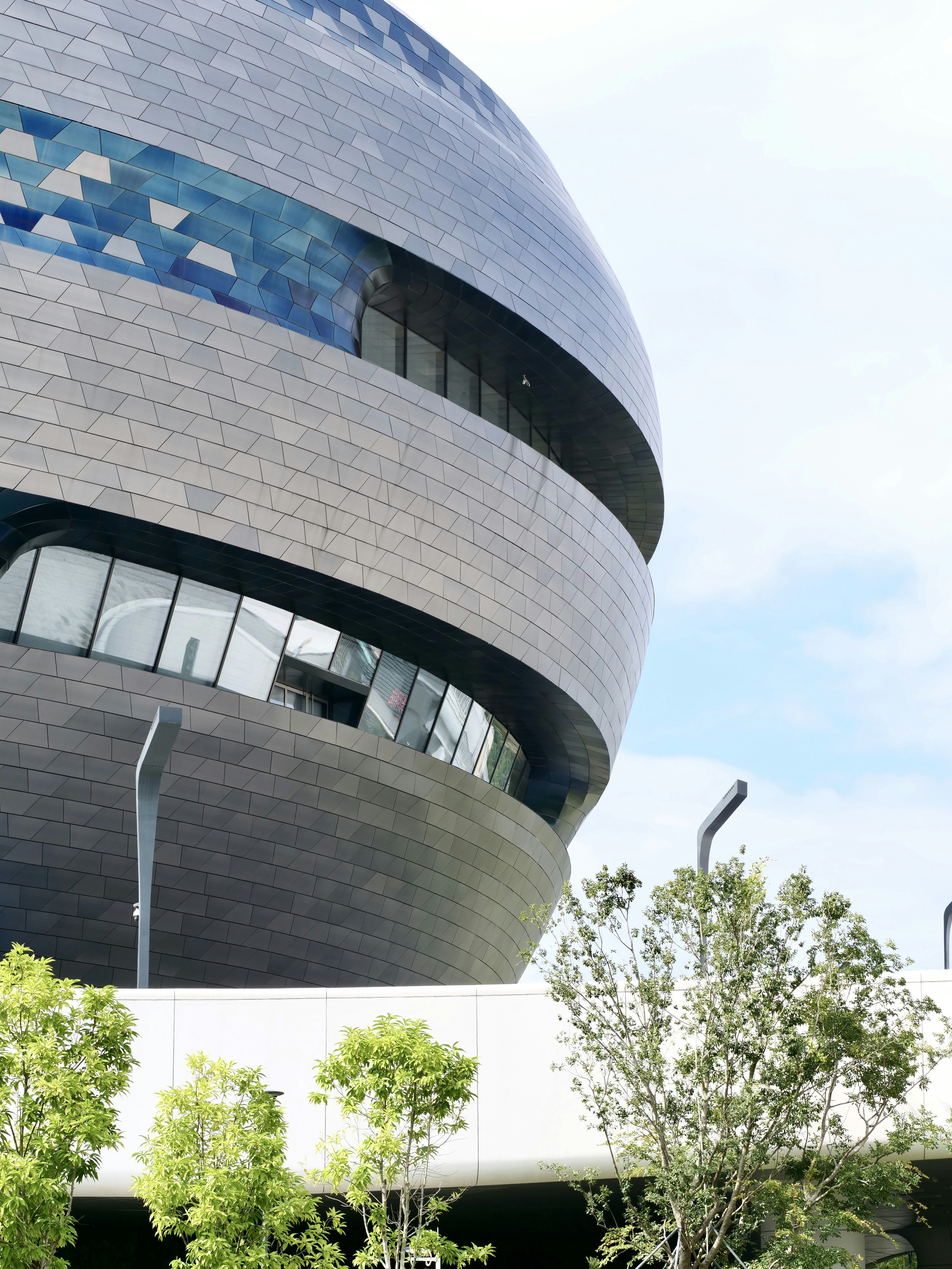 Curved modern building with metallic panels - Free Photo on Unsplash