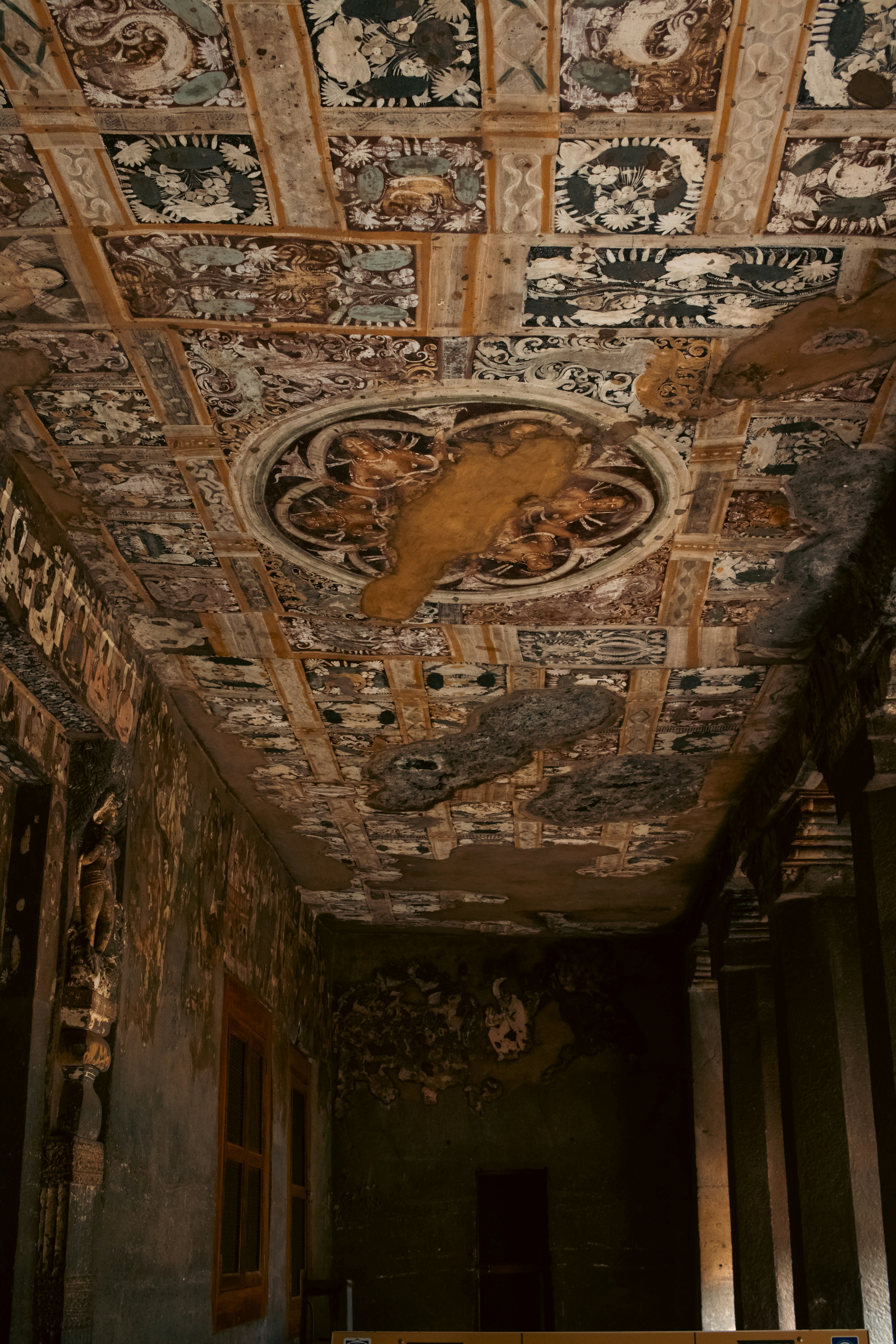 Paneles pintados en el techo en las Cuevas de Ajanta - Foto gratuita en ...
