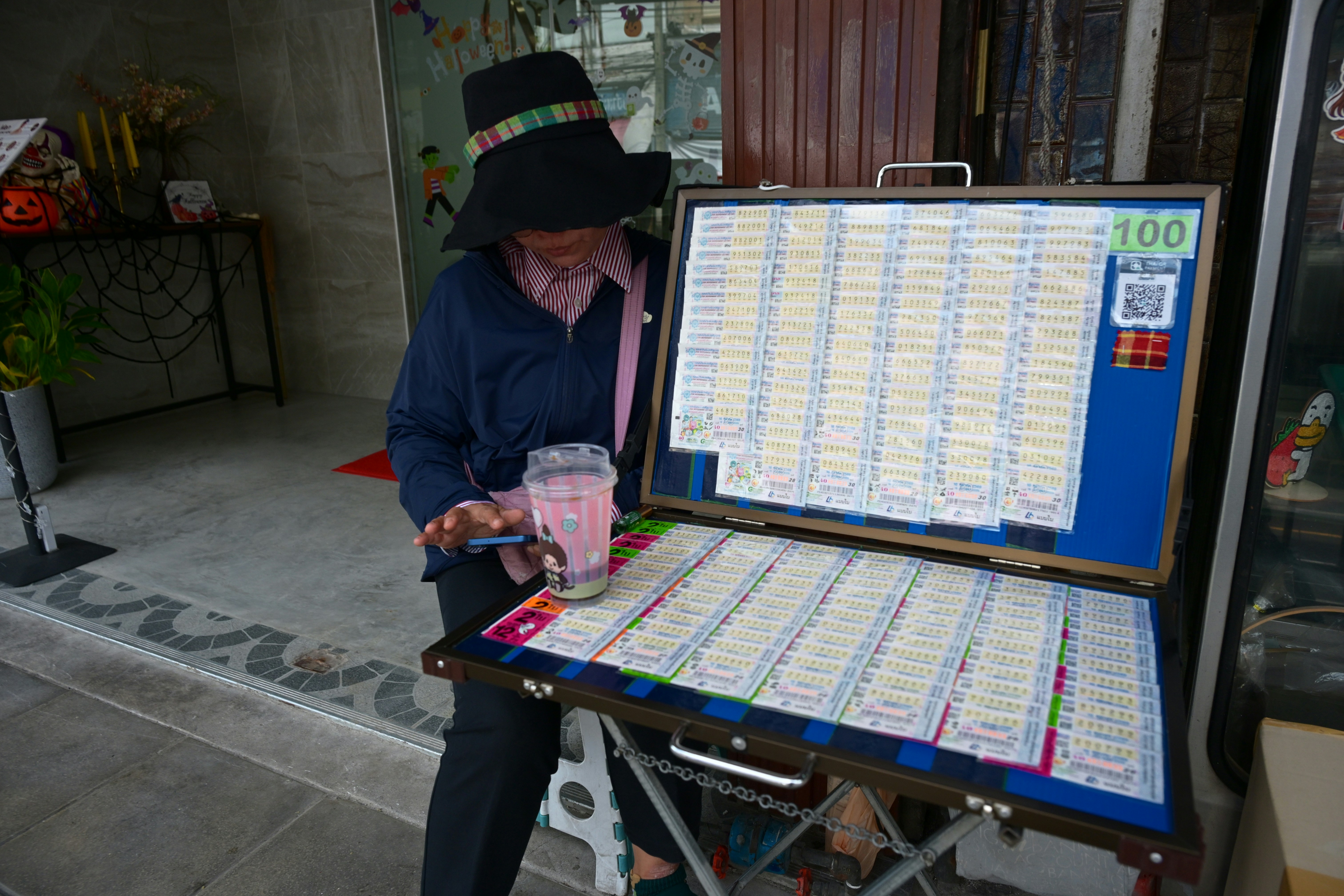 Person selling lottery tickets from case - Free Photo on Unsplash