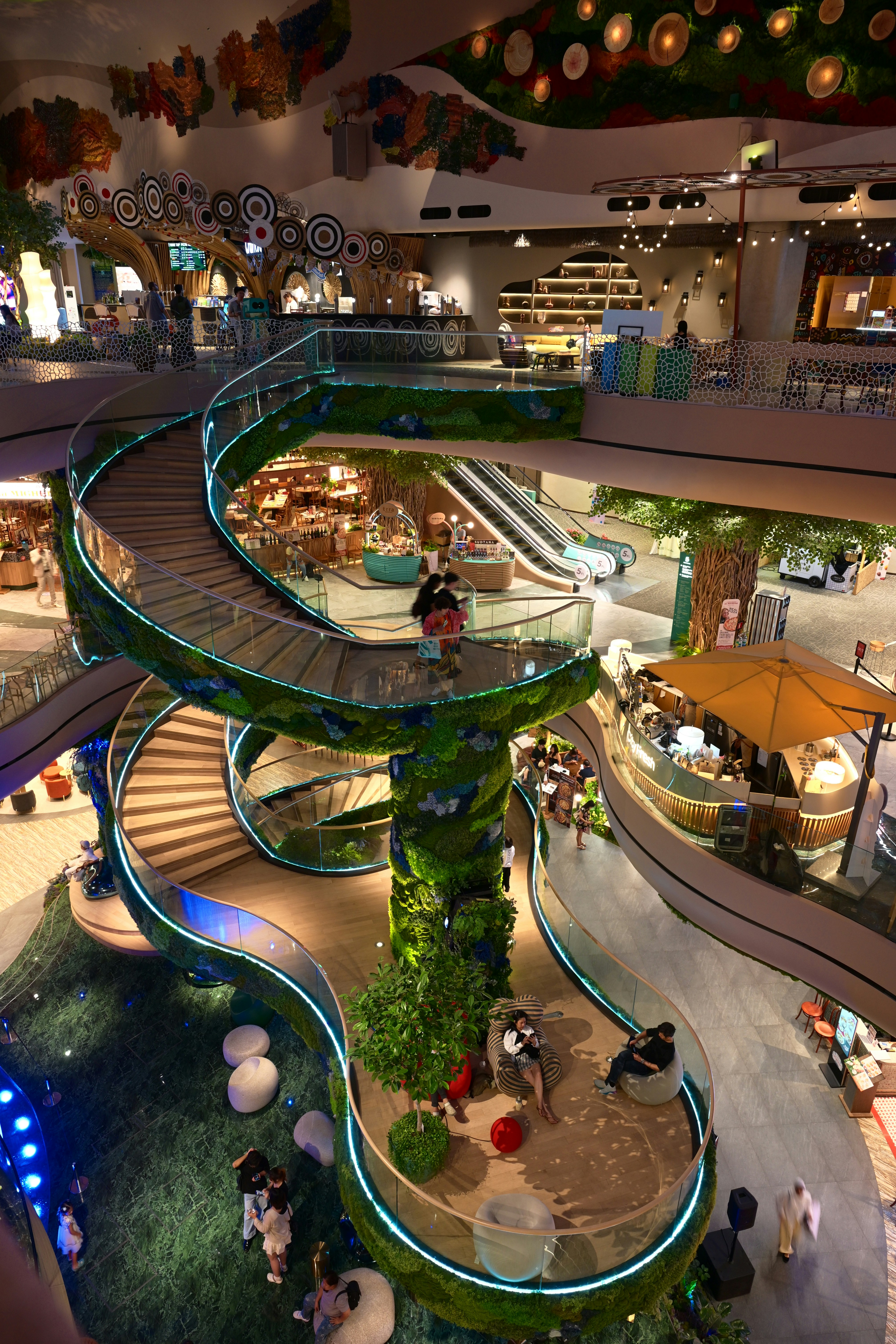 Spiral staircase in modern shopping mall - Free Photo on Unsplash