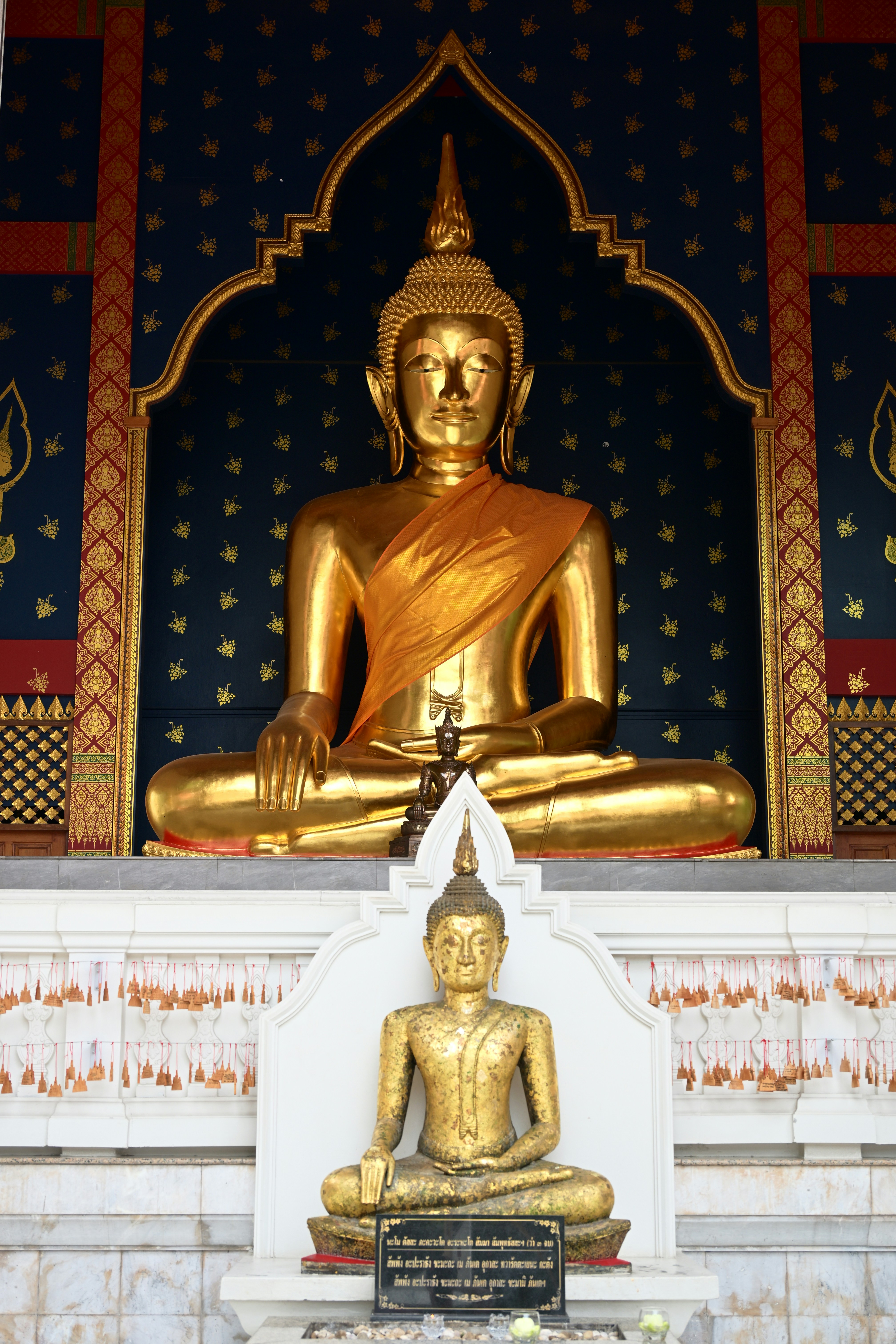 Estátuas douradas de Buda no santuário – Fotografia grátis na Unsplash