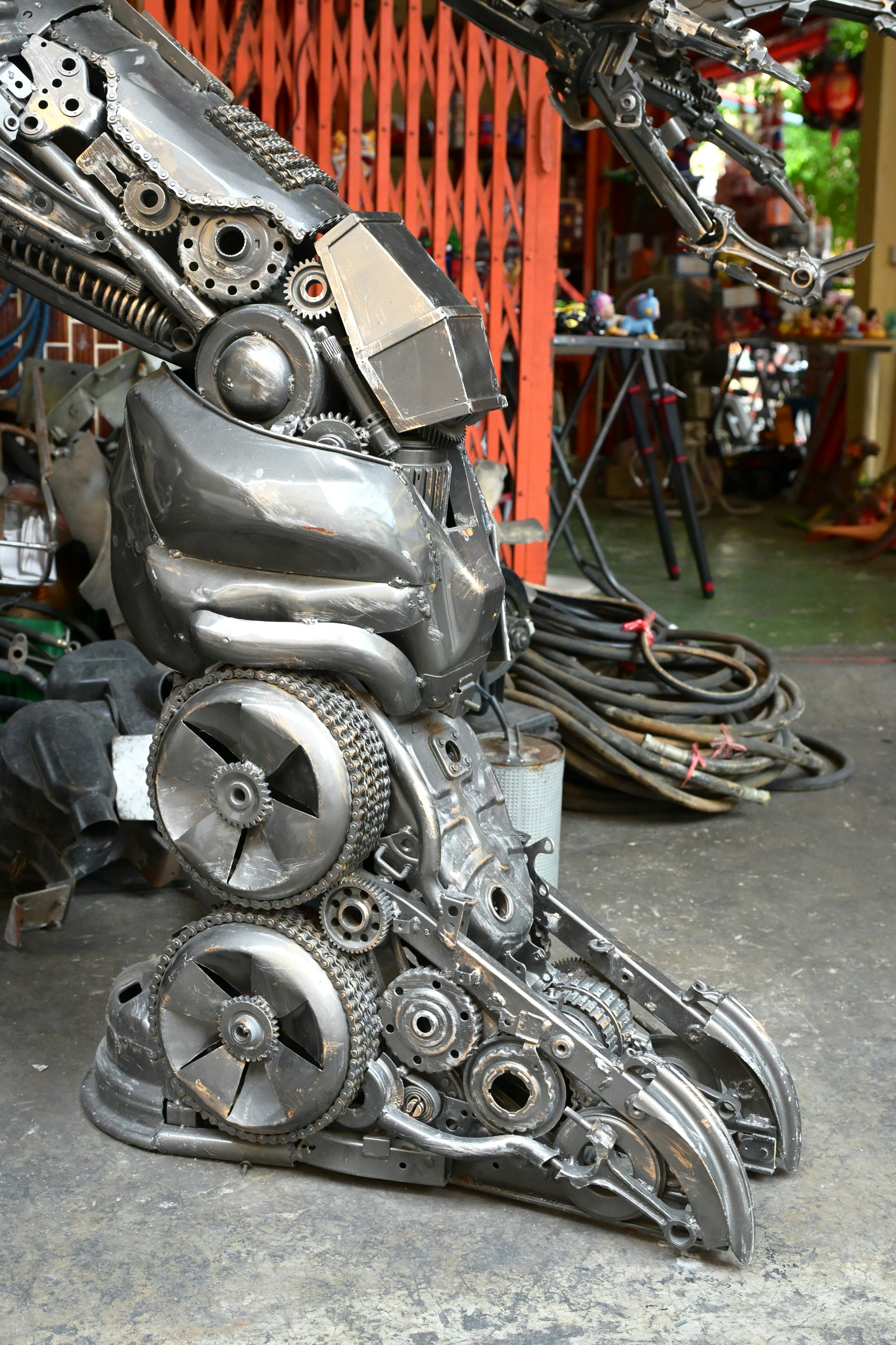 Robot leg sculpture made of gears - Free Photo on Unsplash
