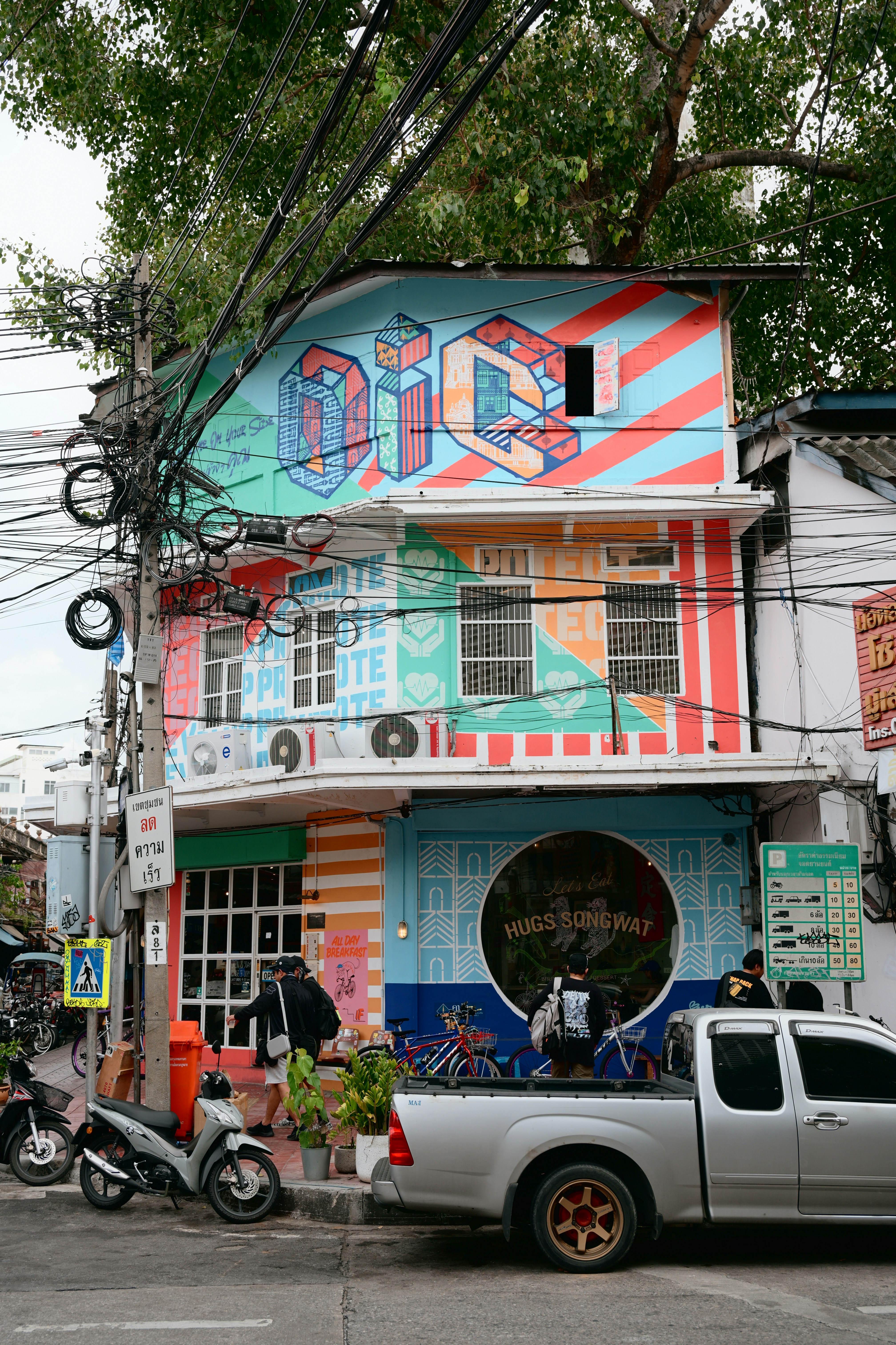 Colorful building with murals in Bangkok - Free Photo on Unsplash
