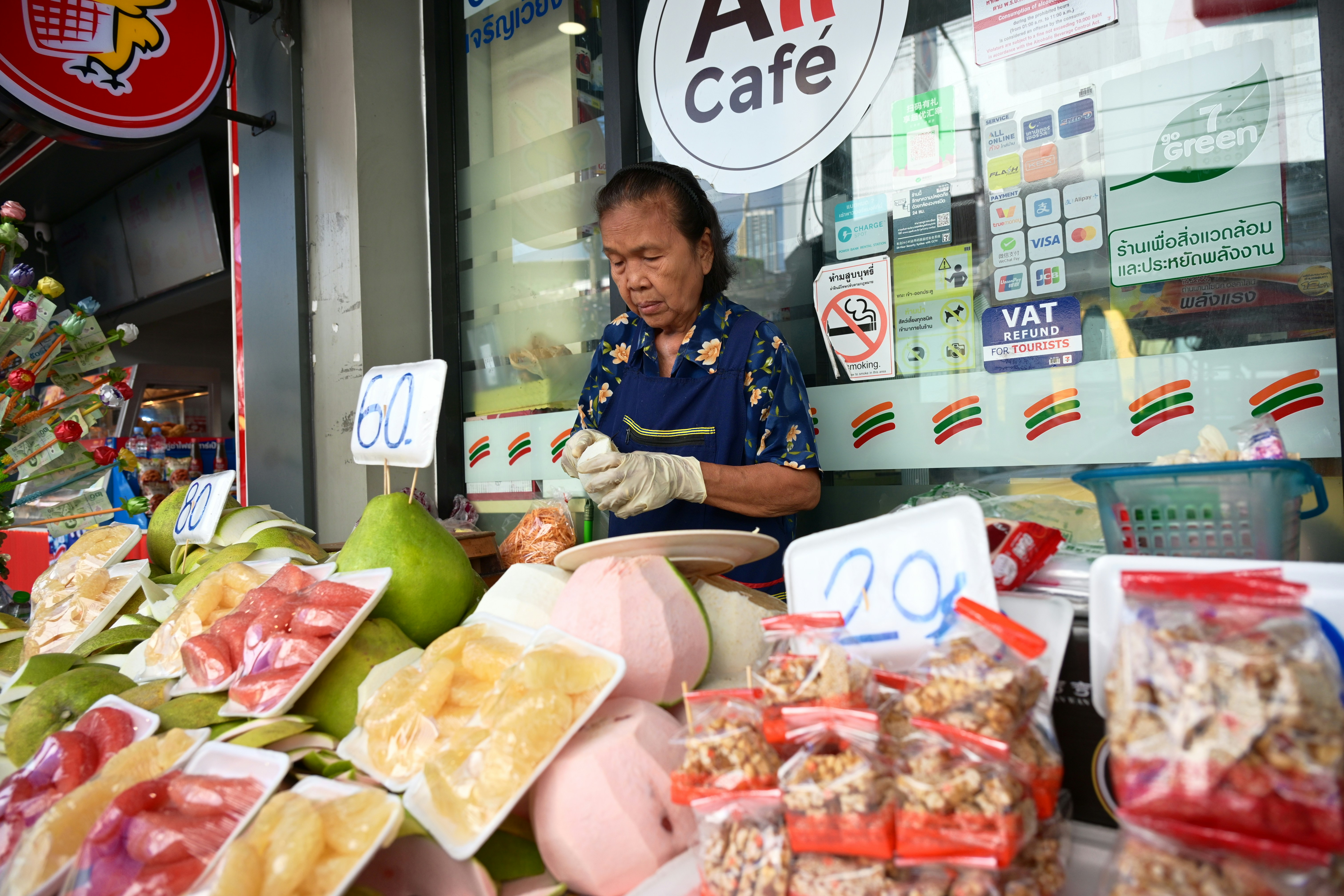 Woman preparing fruit at street stall - Free Photo on Unsplash