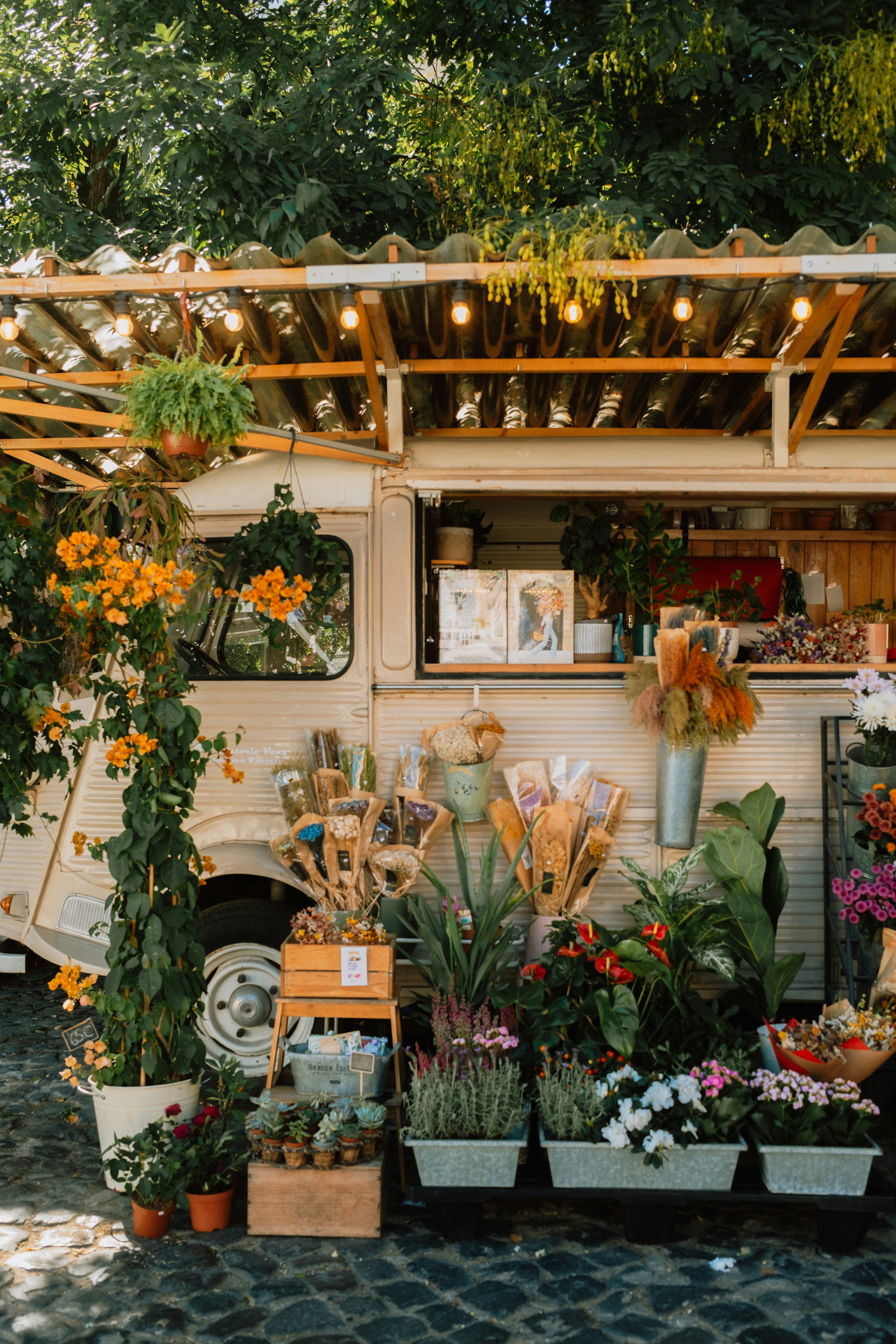 Vintage van flower shop with plants - Free Photo on Unsplash