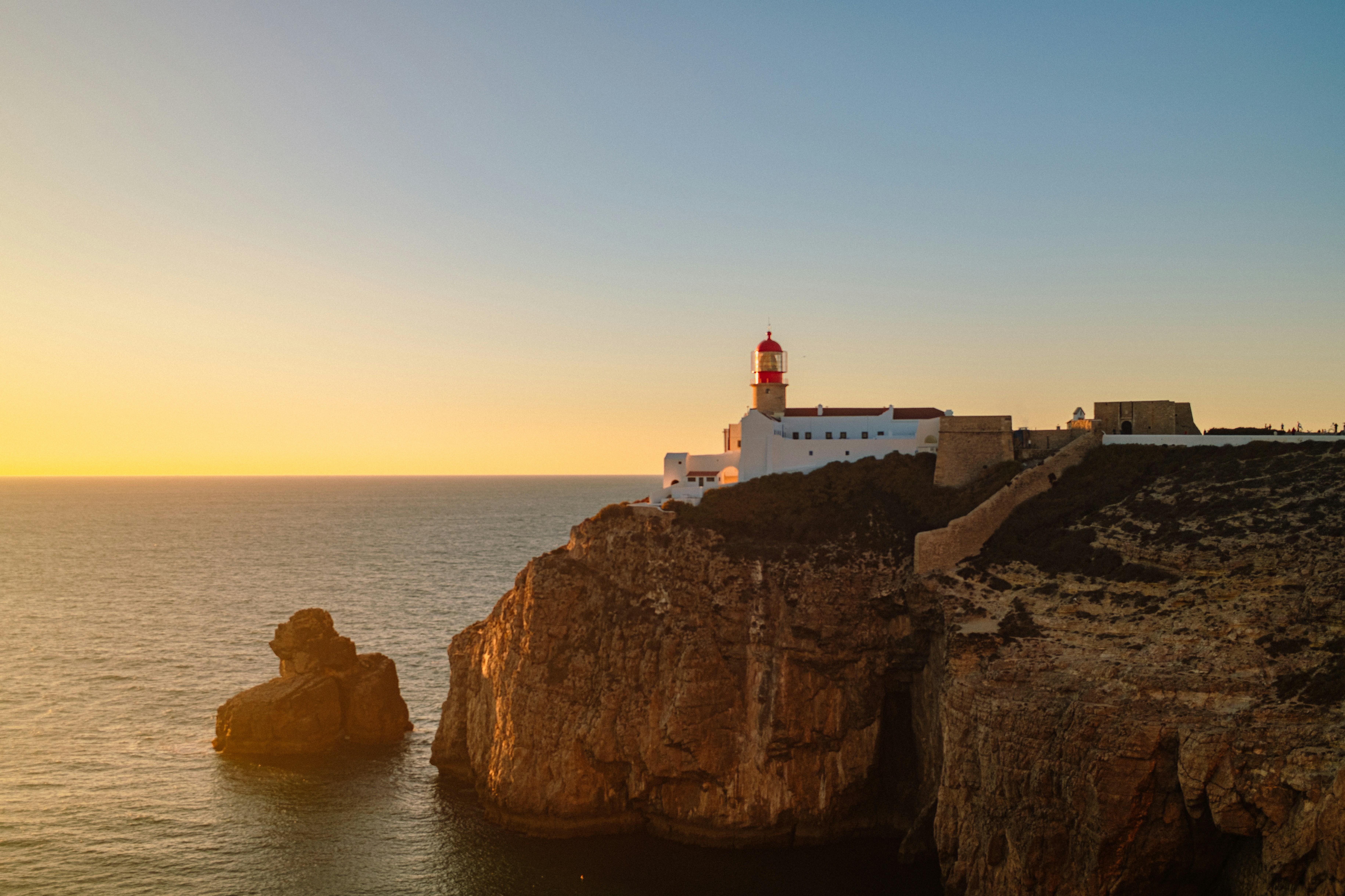 The Cabo de São Vicente lighthouse on a rocky cliff above the ocean at golden hour - 相关推荐