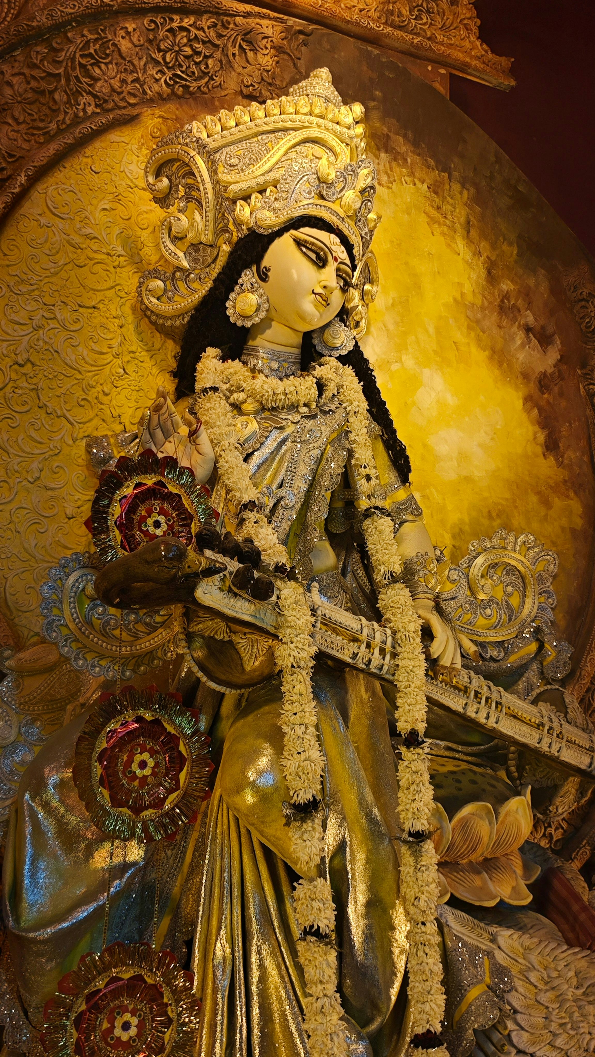 Saraswati statue with veena - Free Photo on Unsplash