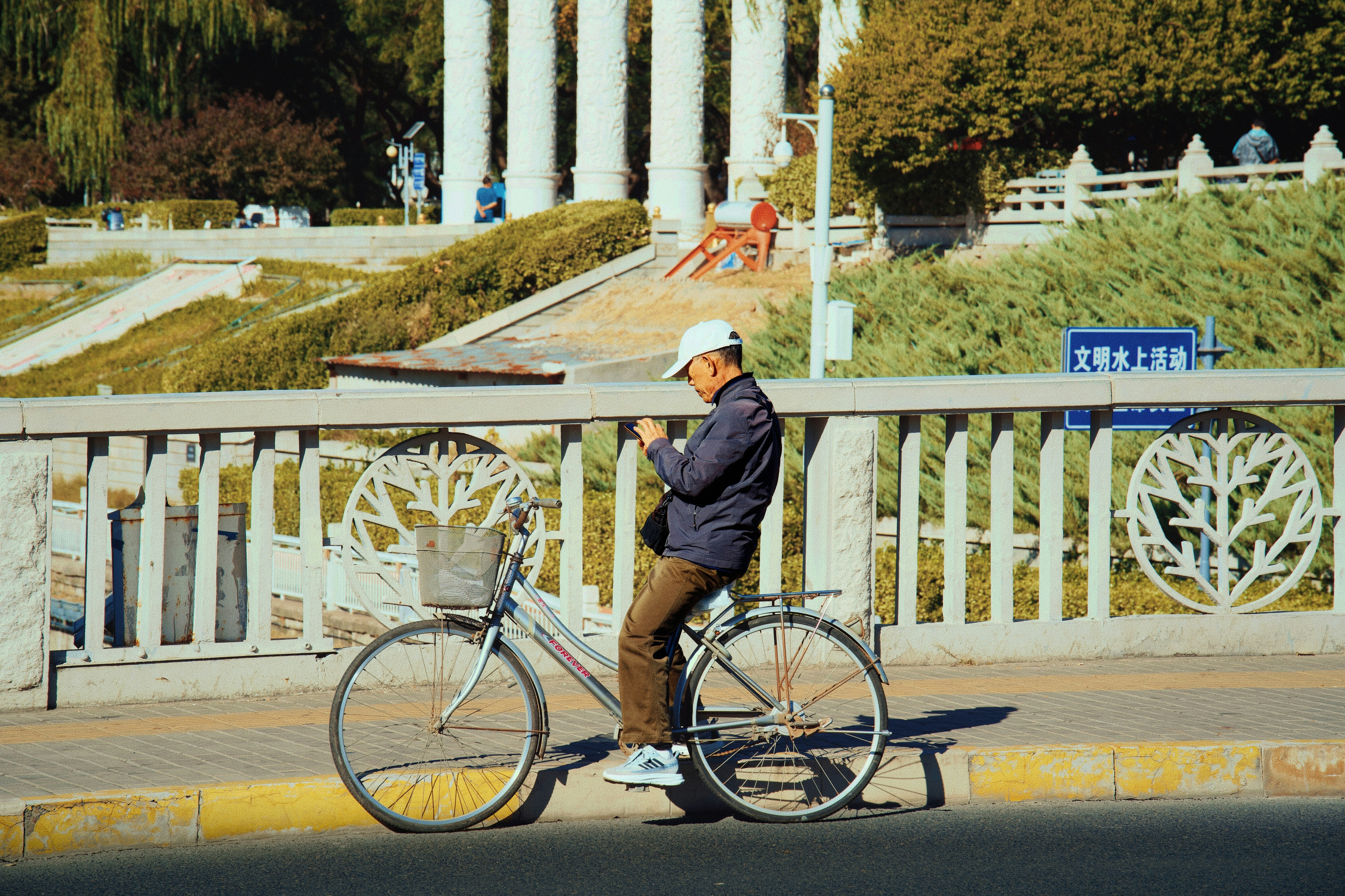 Man using smartphone on bicycle - Free Photo on Unsplash