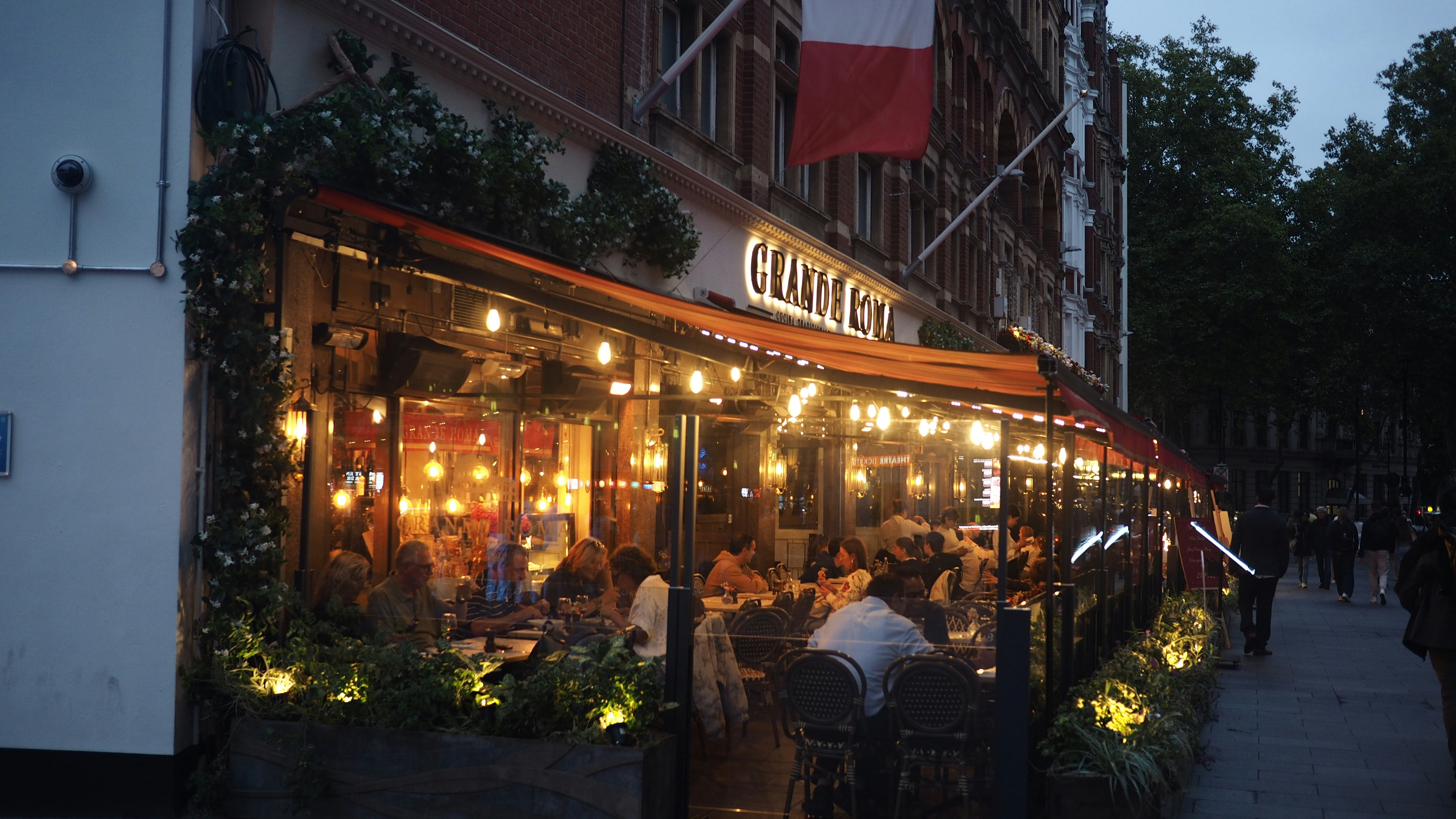 Grande Roma restaurant with outdoor dining - Free Photo on Unsplash