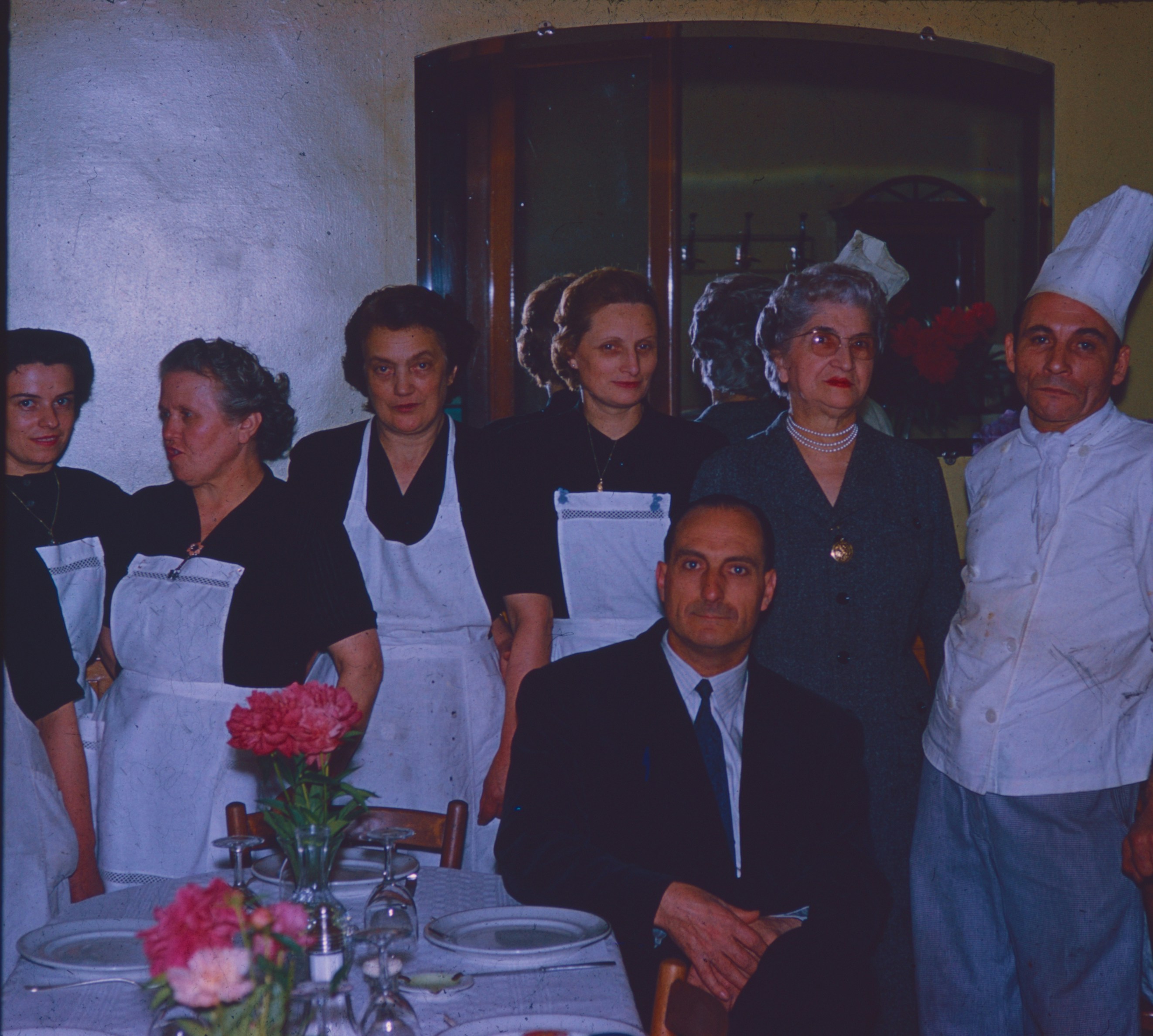 Restaurant staff and chef with guest - Free Photo on Unsplash
