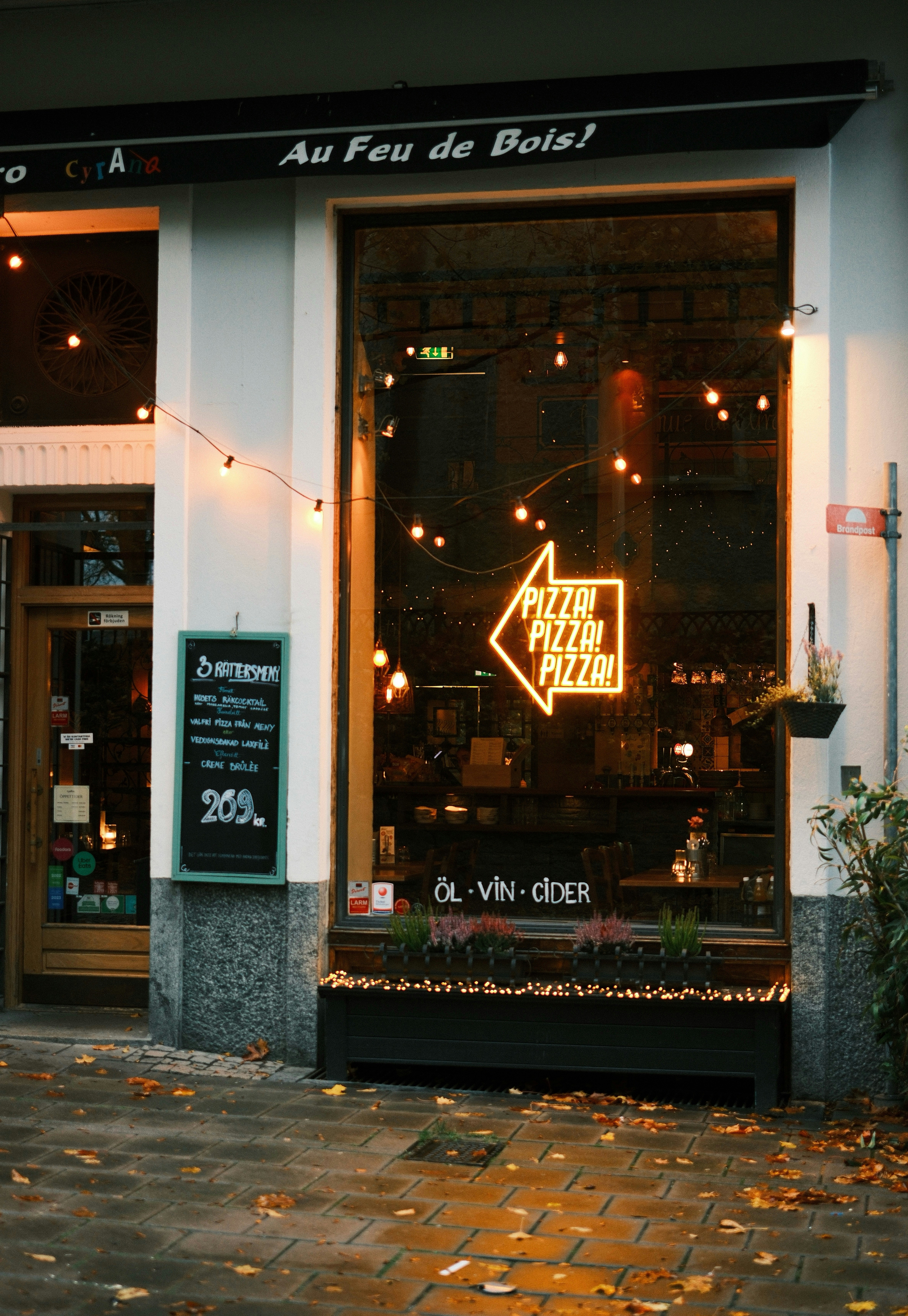 Restaurant storefront with neon pizza sign - Free Photo on Unsplash