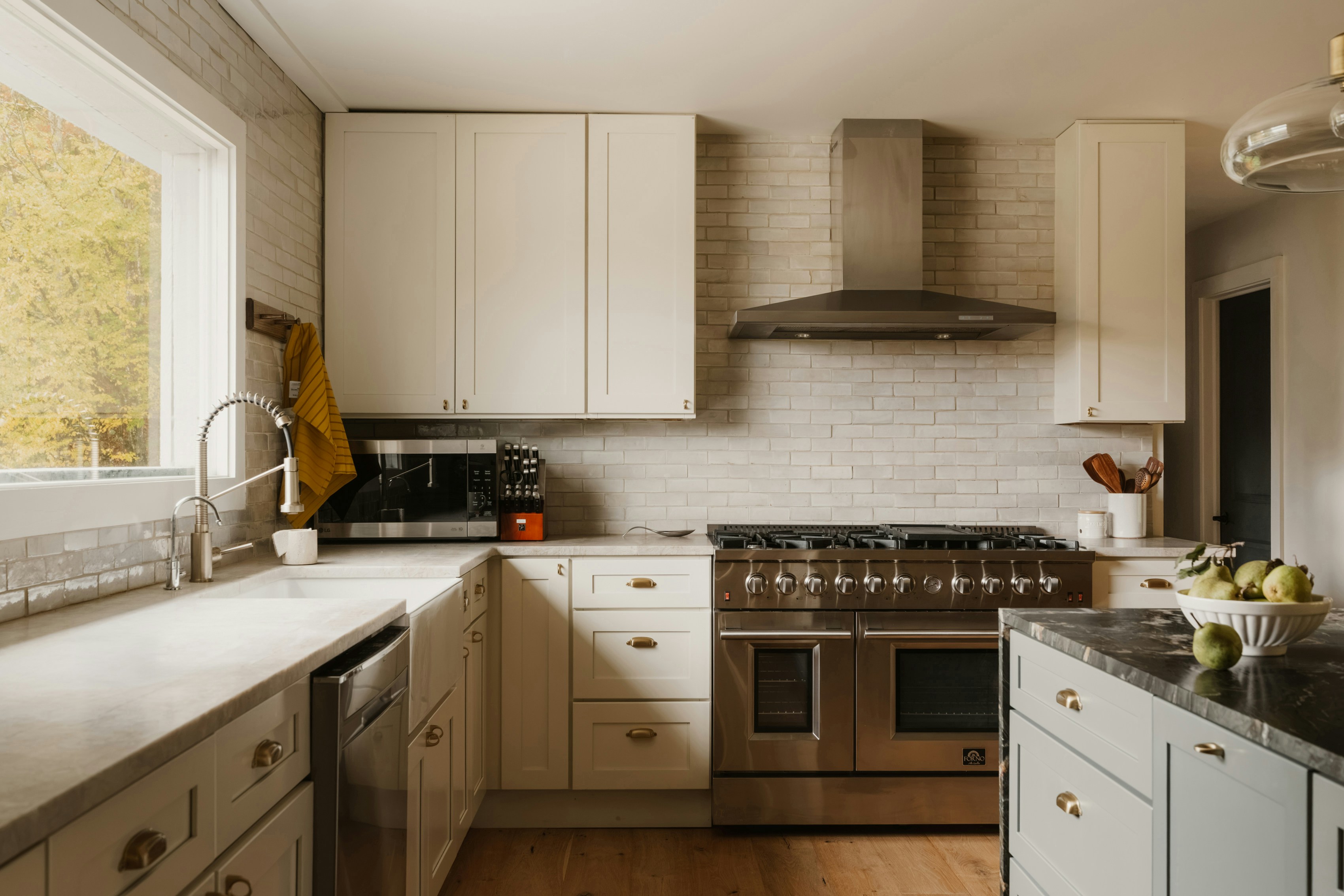 Kitchen with cream cabinets and range - Free Photo on Unsplash