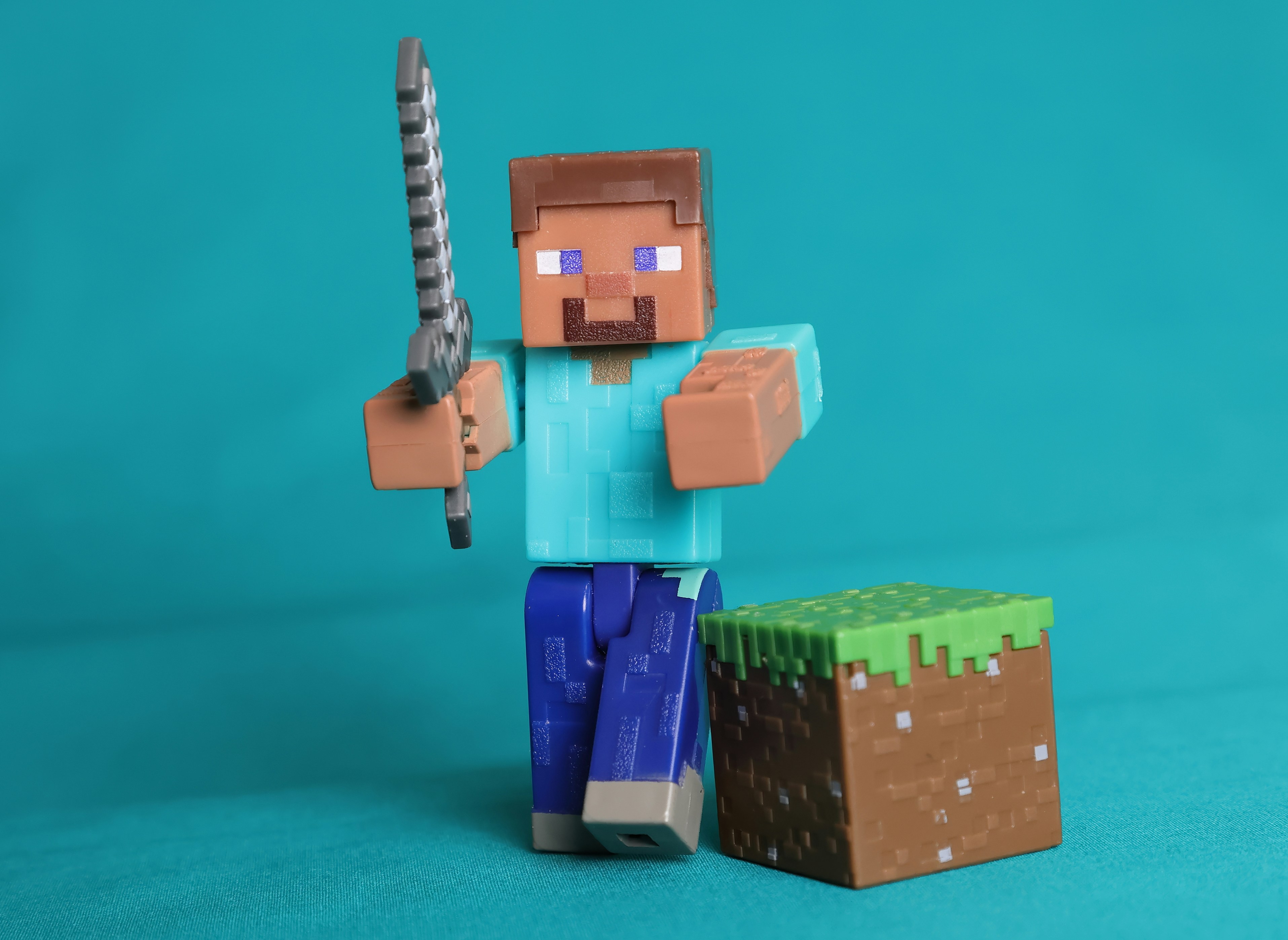 Minecraft Steve figure with grass block - Free Photo on Unsplash