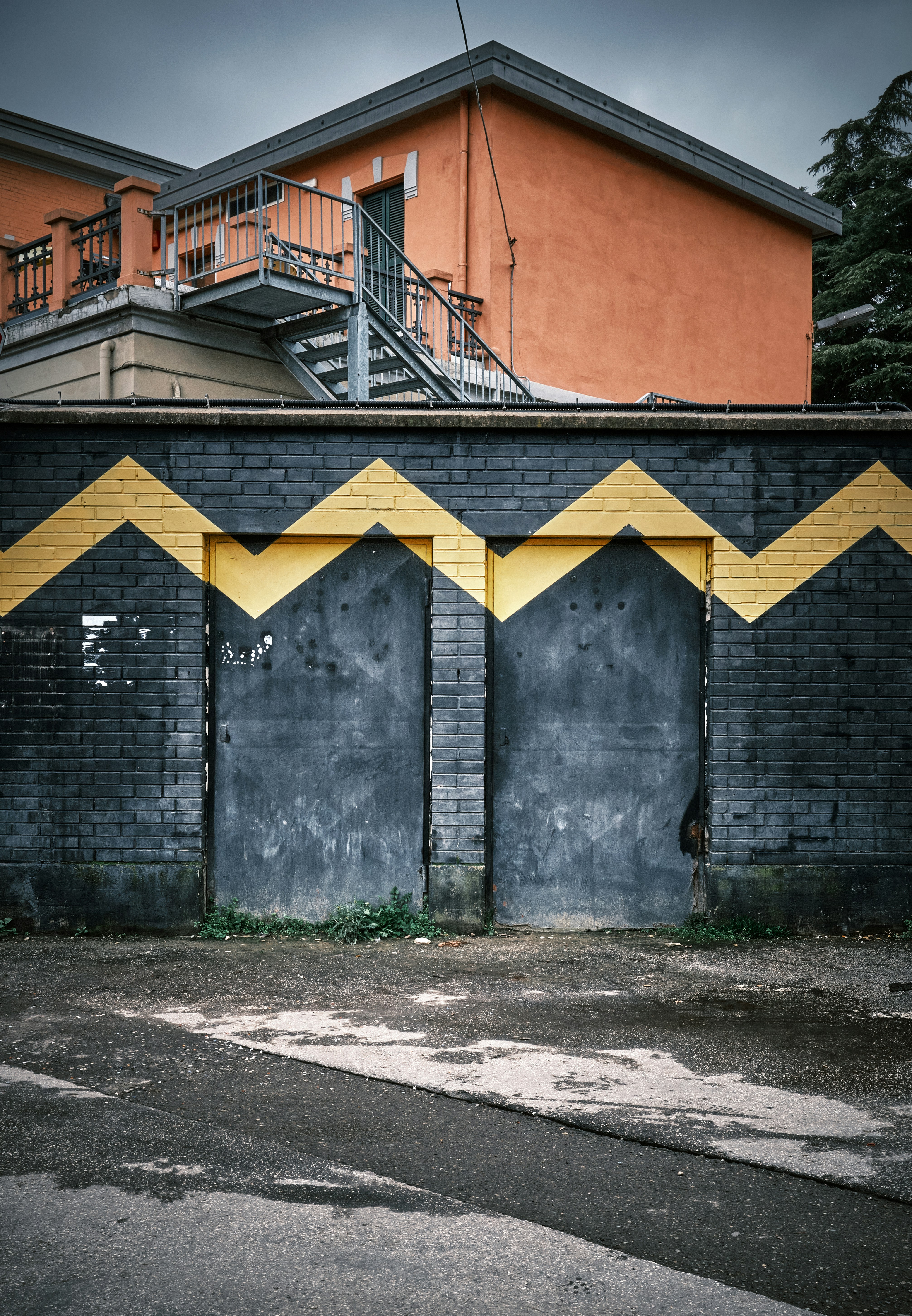 Brick wall with yellow chevron pattern - Free Photo on Unsplash