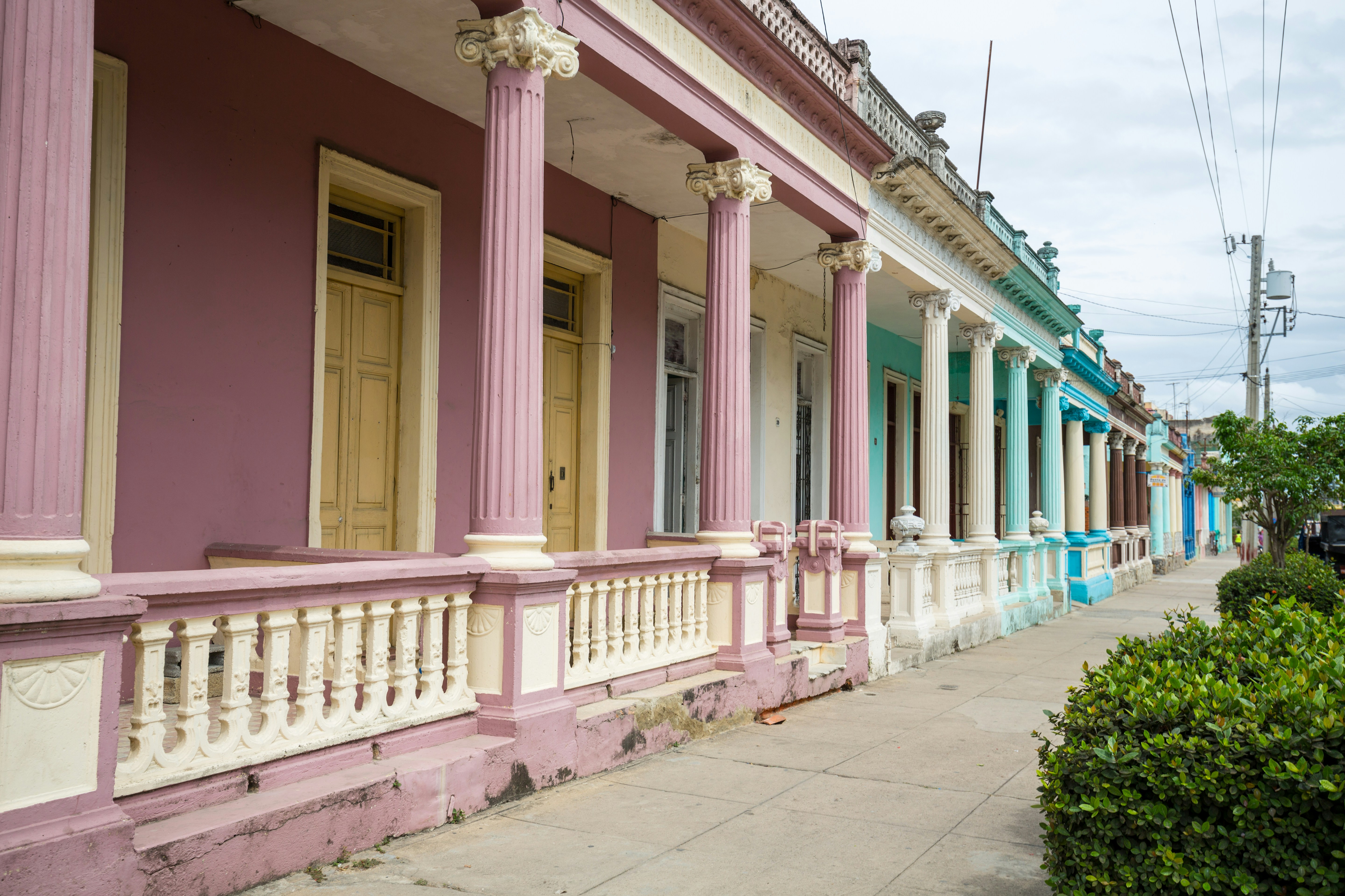 Colorful colonial houses with neoclassical columns - Free Photo on Unsplash