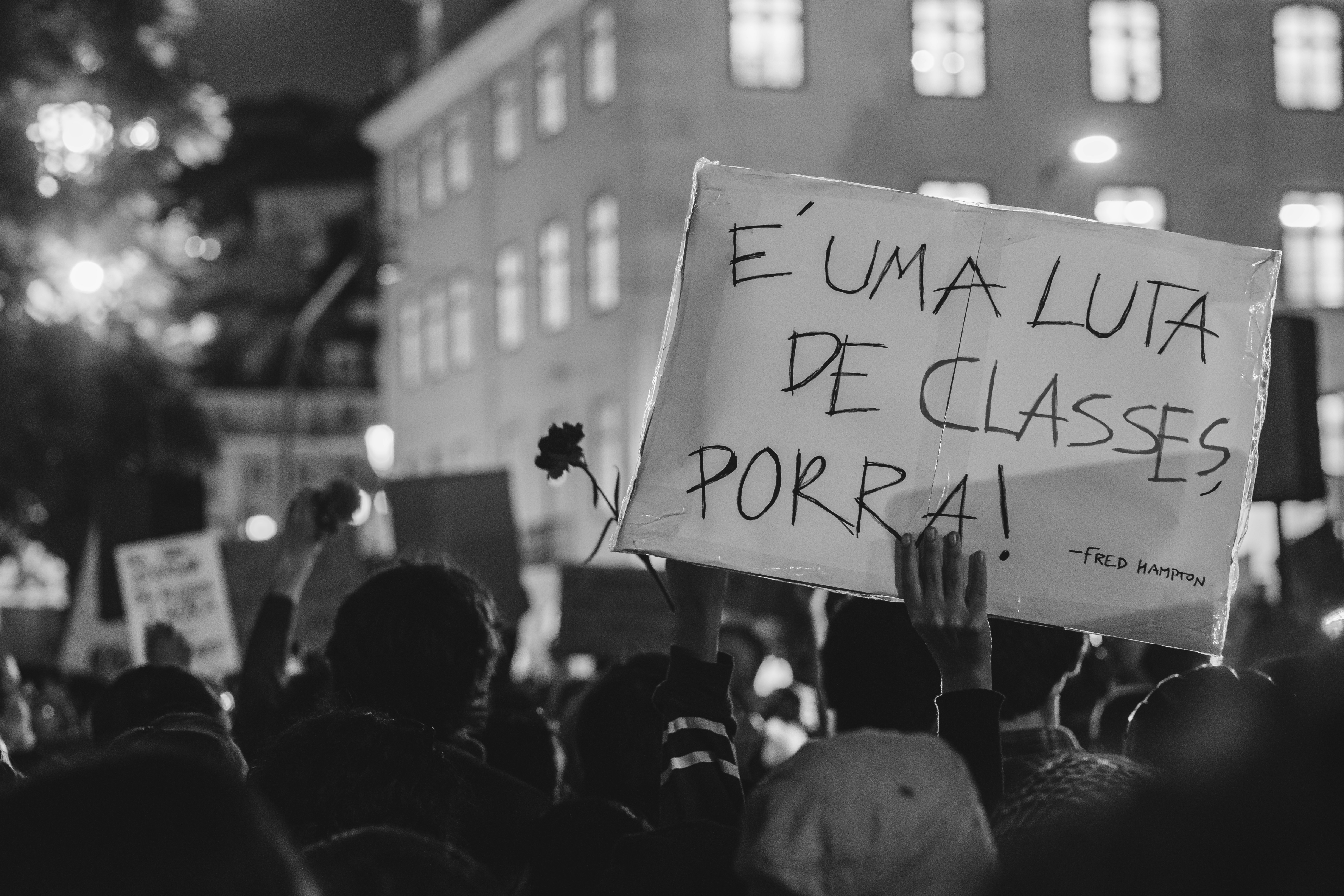 Protest sign with Portuguese text - Free Photo on Unsplash