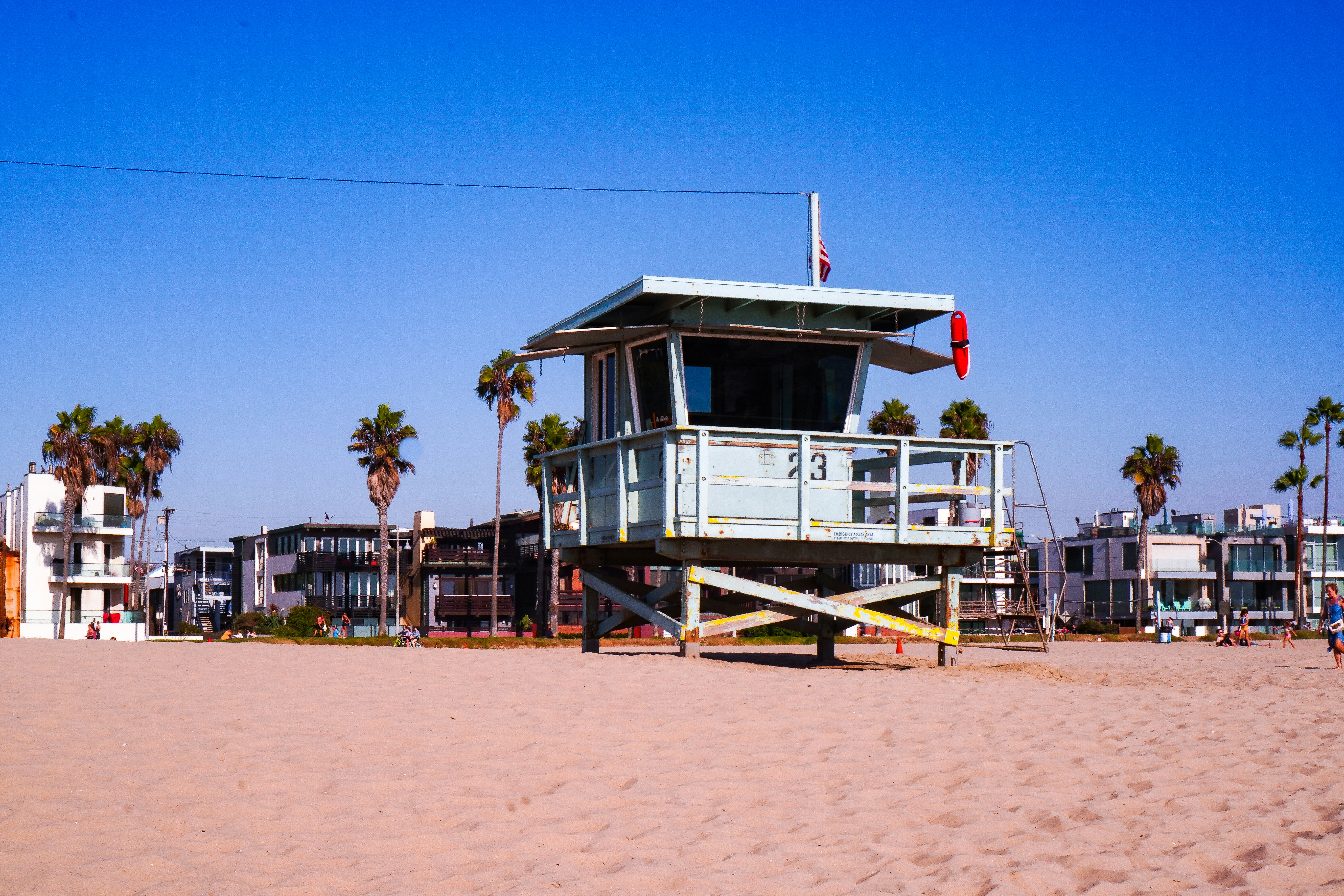 Lifeguard tower on sandy beach - Free Photo on Unsplash