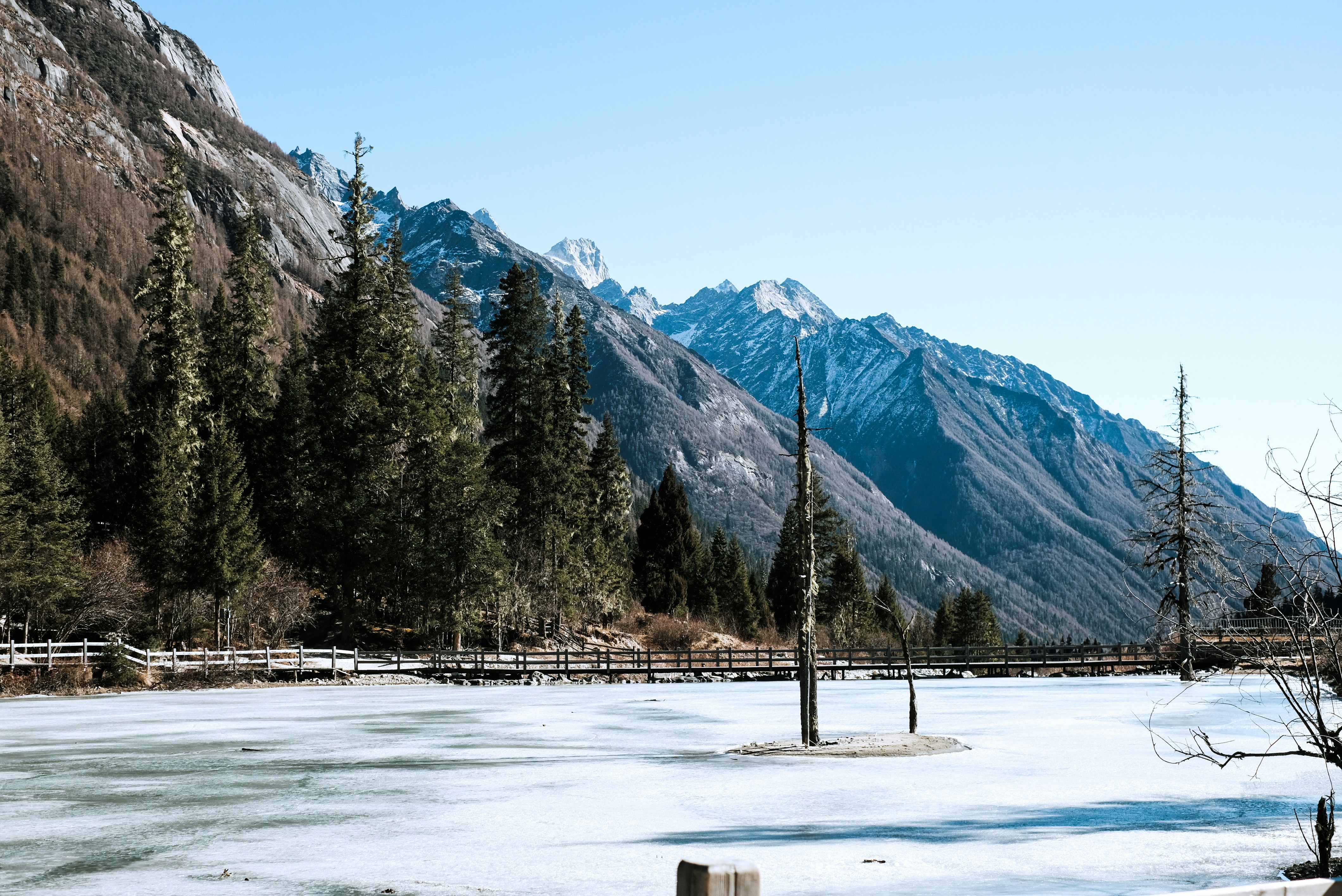 Frozen lake with mountain backdrop - Free Photo on Unsplash