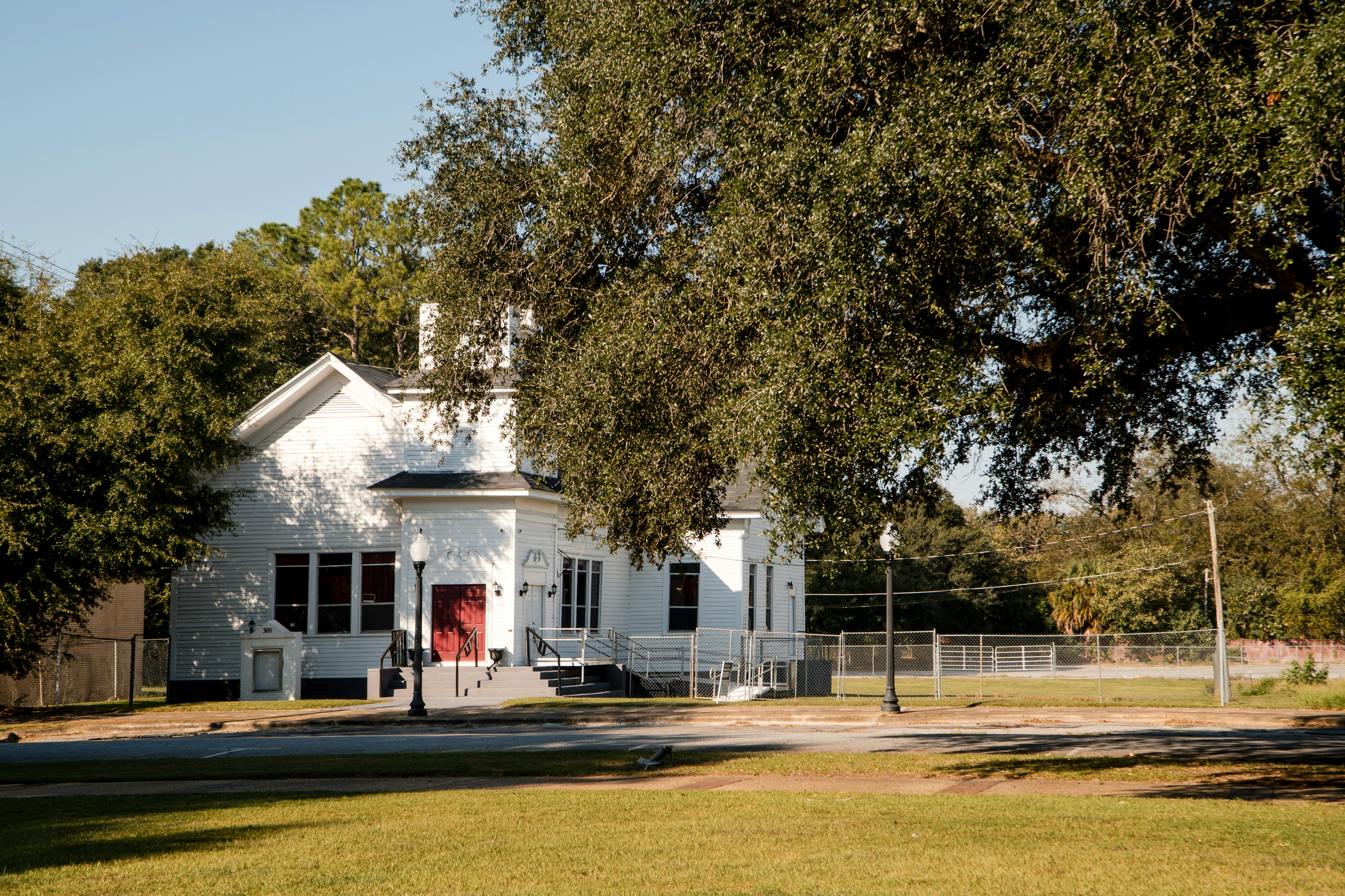 White church under large oak tree - Free Photo on Unsplash