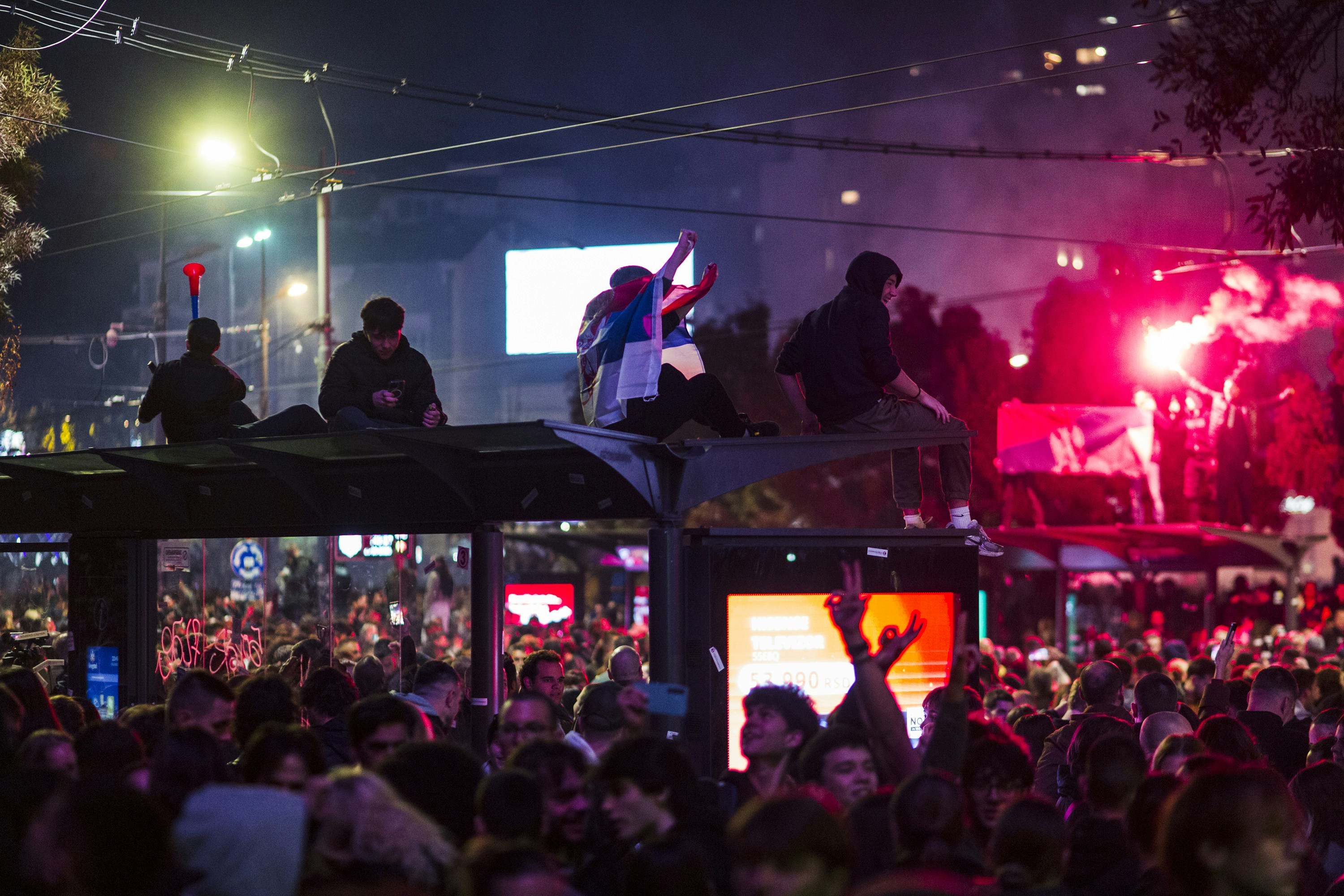 Tłum ludzi na ulicy w Belgradzie podczas protestów
